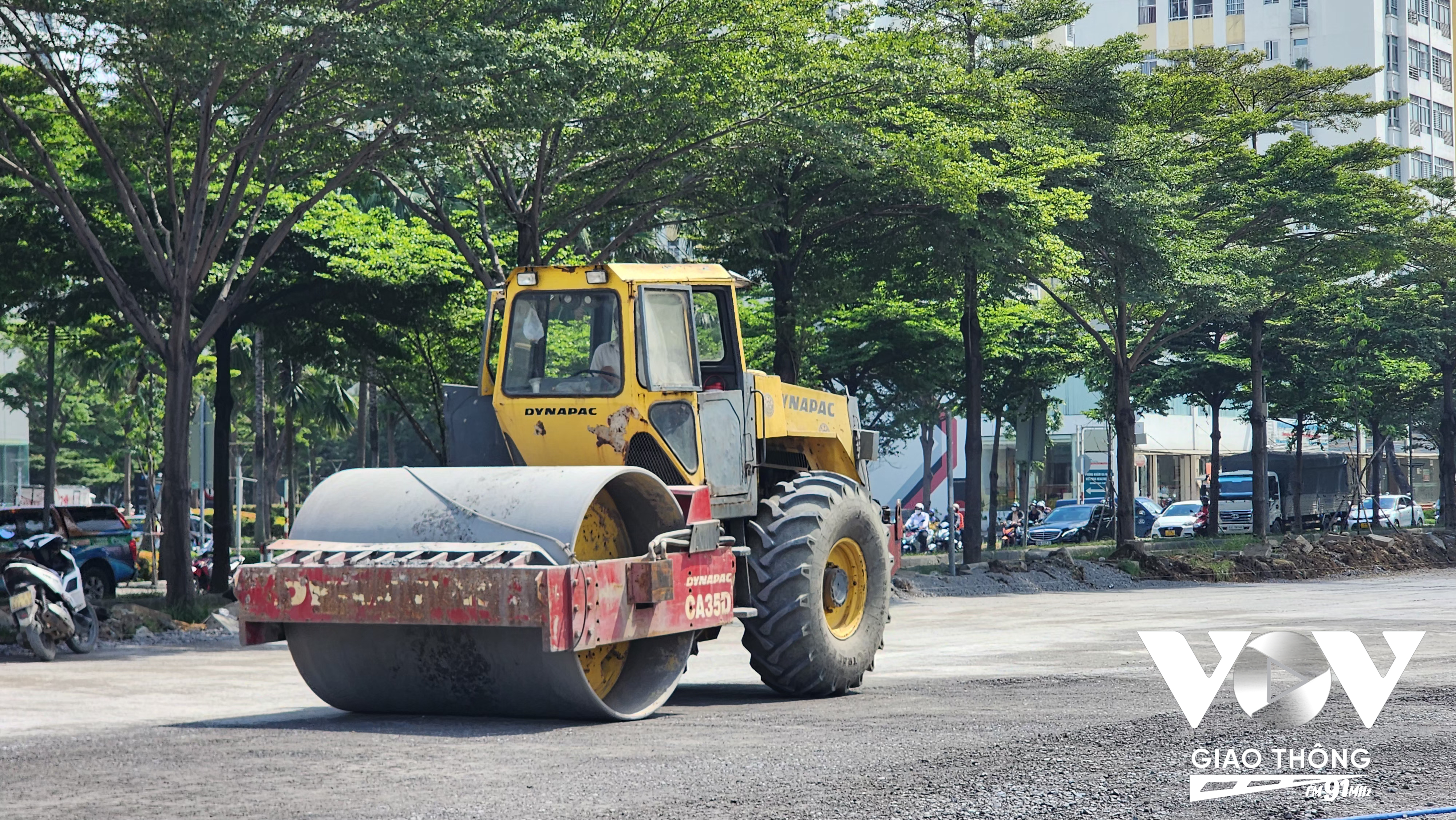 Đơn vị thi công khẩn trương thảm nhựa đường dẫn ở hai đầu hầm