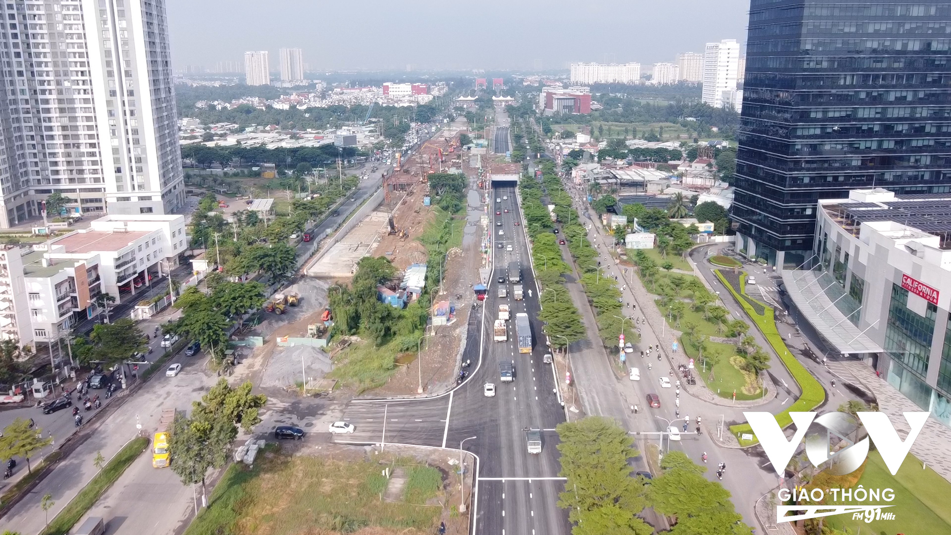 Trước đó, vào tháng 10 vừa qua, nhánh hầm chui HC2 tại nút giao Nguyễn Văn Linh - Nguyễn Hữu Thọ, quận 7, TP.HCM đã thông xe.