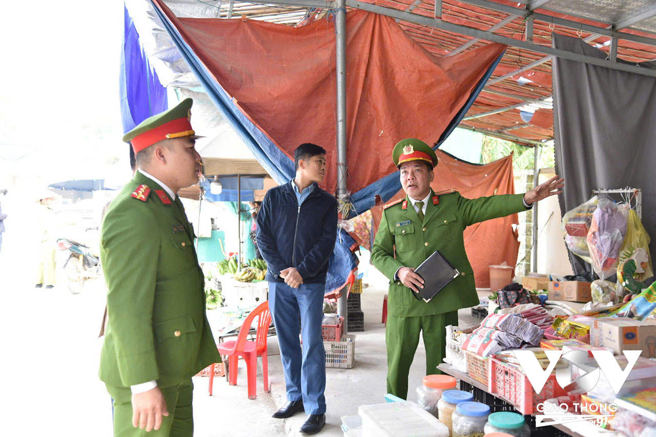 Lực lượng chức năng lưu ý các tiểu thương tại chợ An Phú về việc đảm bảo an toàn PCCC tại chợ thời điểm cuối năm