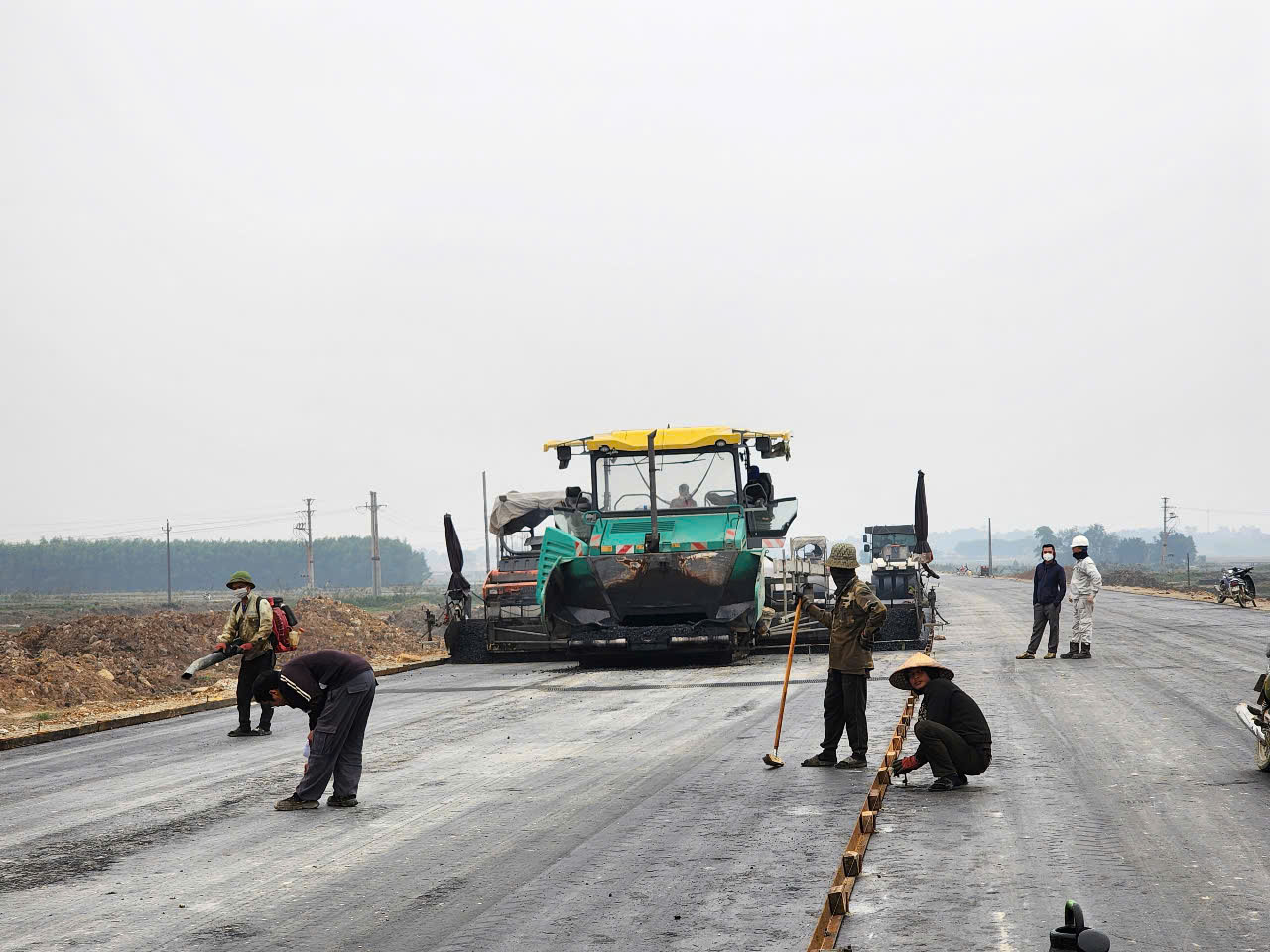 Dù Hà Tĩnh có mưa nhưng các tổ đội vẫn miệt mài thi công cầu cống, rải base, CTB hay dọn dẹp vệ sinh mặt đường để chuẩn bị cho công tác thảm bê tông nhựa