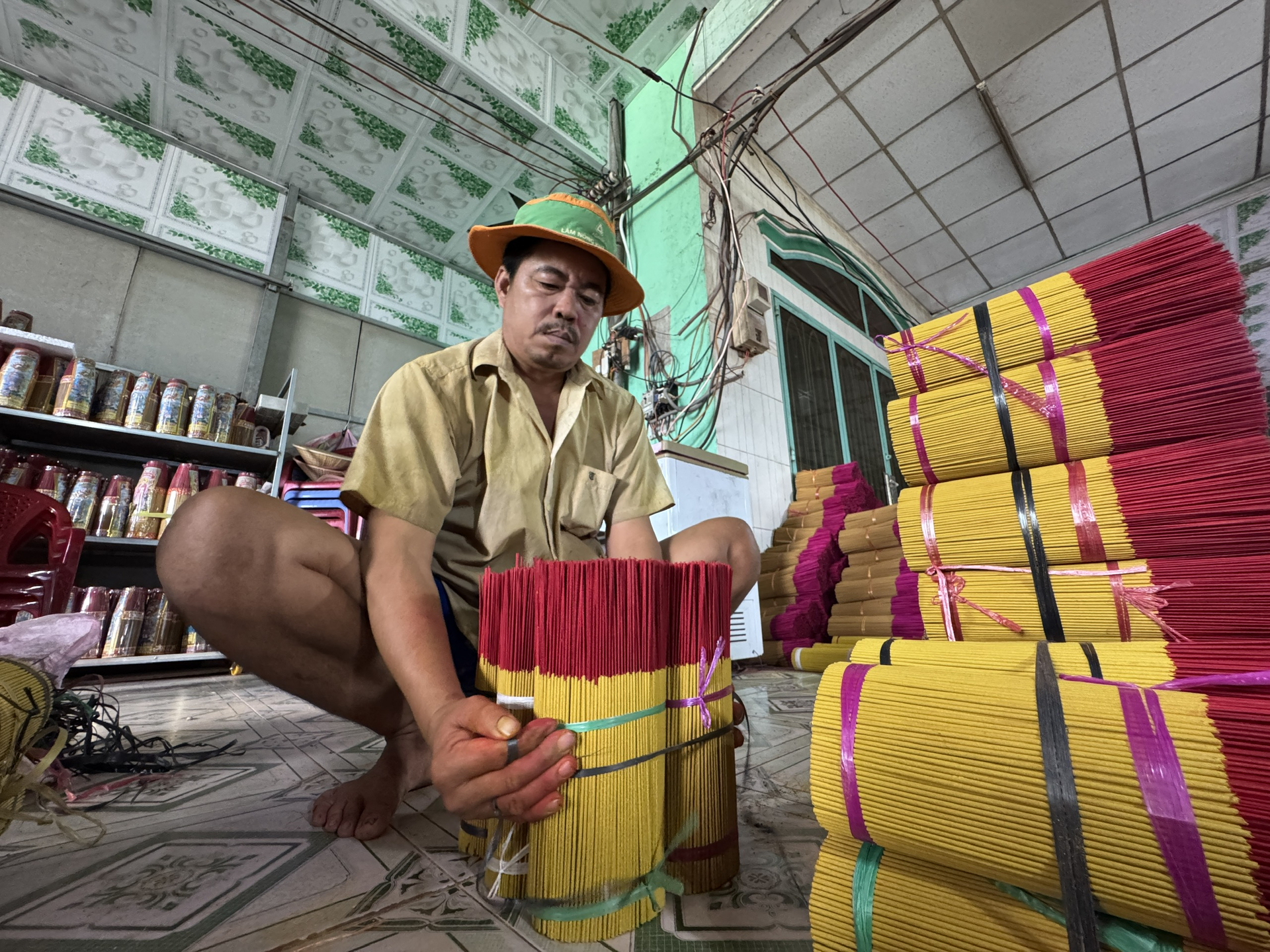 Làng nhang Lê Minh Xuân có tuổi đời gần 100 năm. Nơi đây được xem là làng nghề lâu đời nhất TP.HCM và là một trong những cơ sở sản xuất nhang lớn nhất khu vực Nam bộ