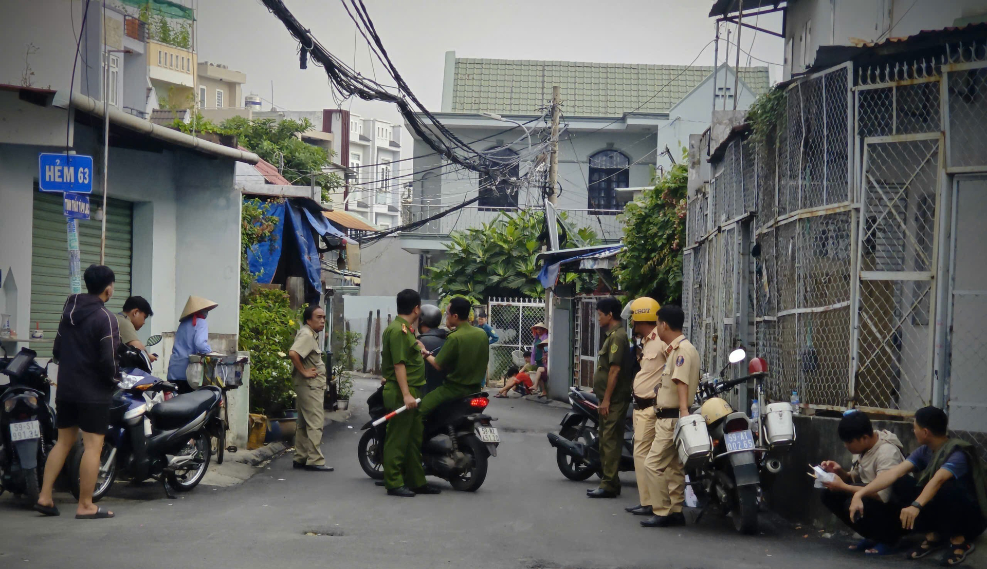 Bên ngoài hiện trường vụ cháy tại hẻm 63 đường số 10, phường Tăng Nhơn Phú B, TP.Thủ Đức