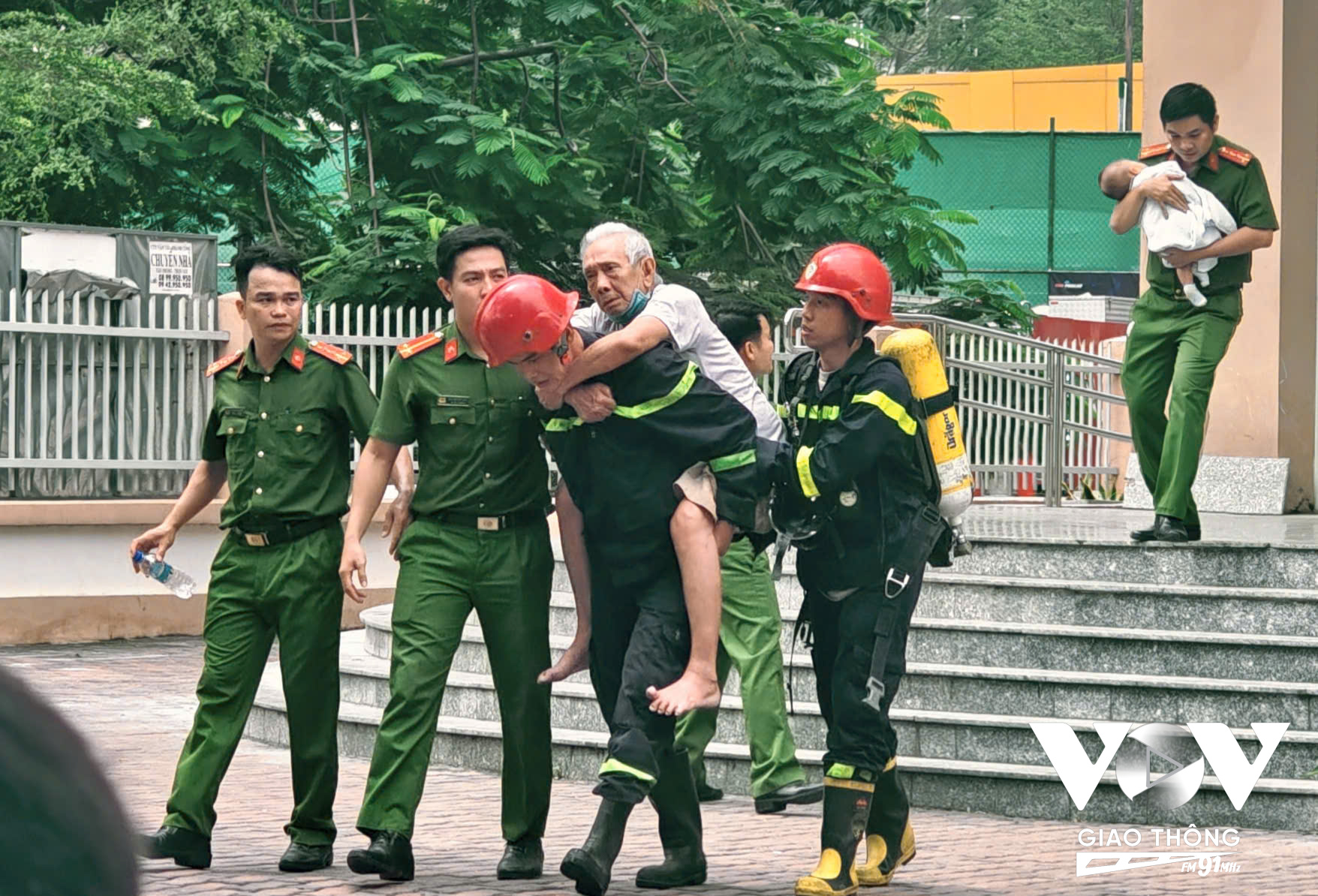 Nhiều người già, gia đình có trẻ nhỏ được lực lượng cảnh sát PCCC đưa ra khỏi vụ cháy an toàn