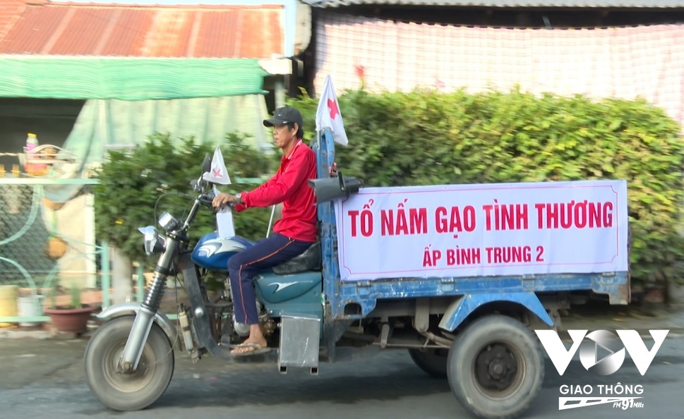 Hàng tháng cứ vào ngày rằm 15 thì Tổ Nắm gạo tình thương của anh Thiền lại đi vận động, sau đó về tổng kết, công khai số tiền và lên kế hoạch hỗ trợ gạo cho những hộ nghèo trong ấp.