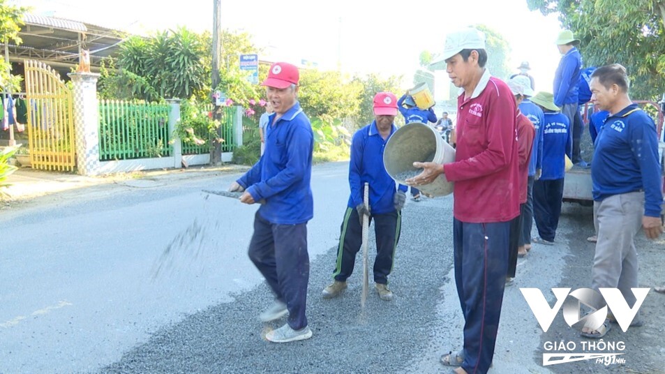 Anh Hải Thiền tham gia cùng với Tổ dặm vá đường đi dặm vá các tuyến đường trong và ngoài xã bị xuống cấp, hư hỏng nặng.