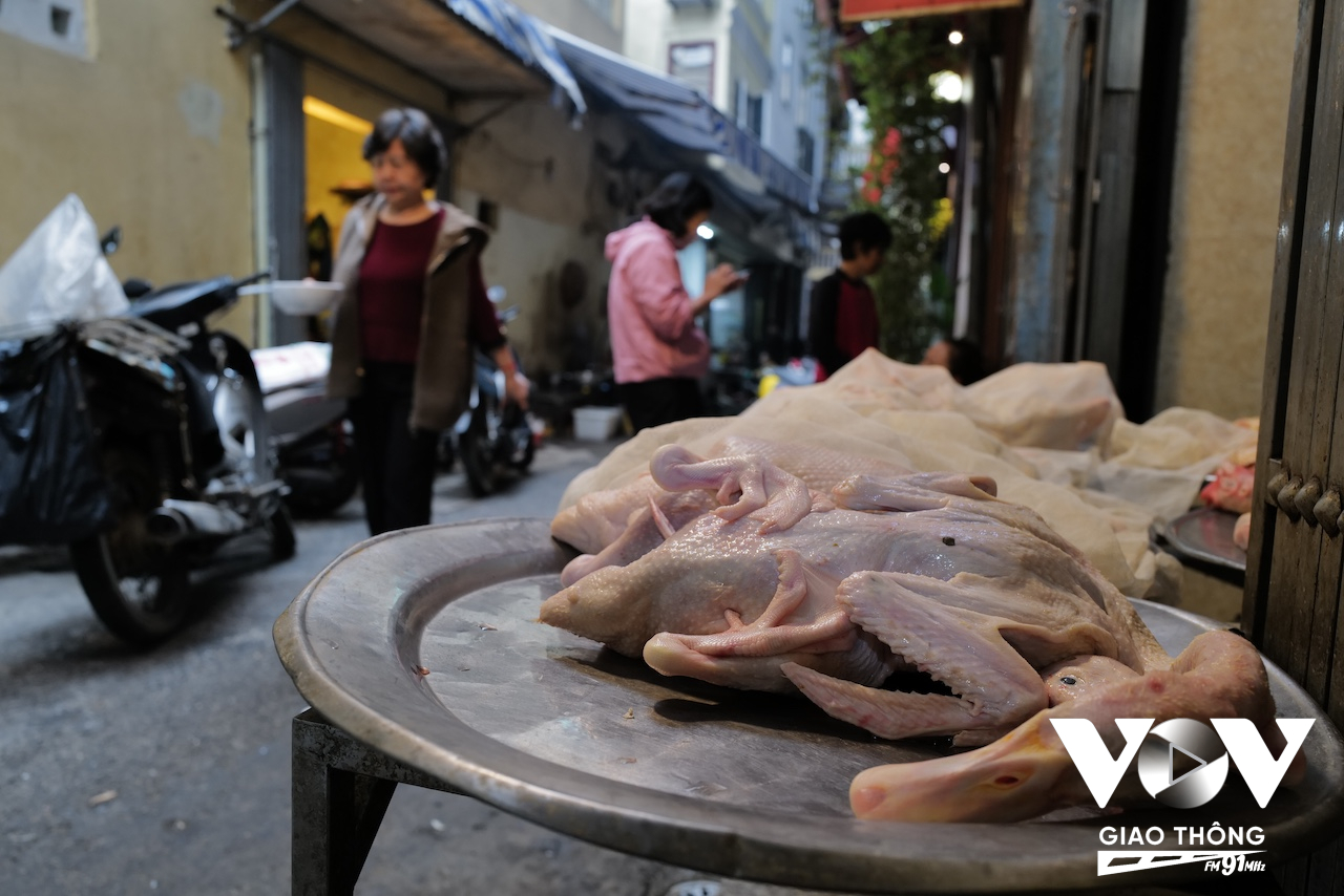 Một đầu ngõ Trung Yên nối với chợ Hàng Bè - khu chợ nổi tiếng 'đắt đỏ' với những đặc sản chỉ dành cho người khá giả