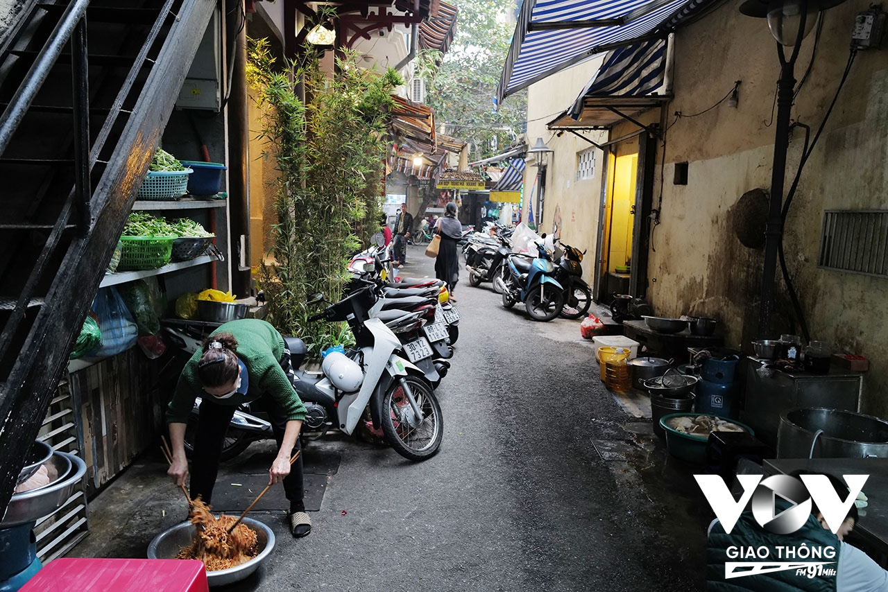 Hàng bánh đa mực khá nổi tiếng ngay đầu ngõ Trung Yên, nếu buổi trưa đến muộn cũng khó có thể tìm được chỗ ngồi. Những quán ăn trong con ngõ này cũng giống như đường ngõ, có diện tích khá khiêm tốn, nên dù có nổi tiếng cũng khó có thể phục vụ được nhiều khách một lúc. Những người muốn ăn mà đến muộn đành phải chờ đợi, hoặc đi dạo một vòng chợ Hàng Bè rồi quay lại