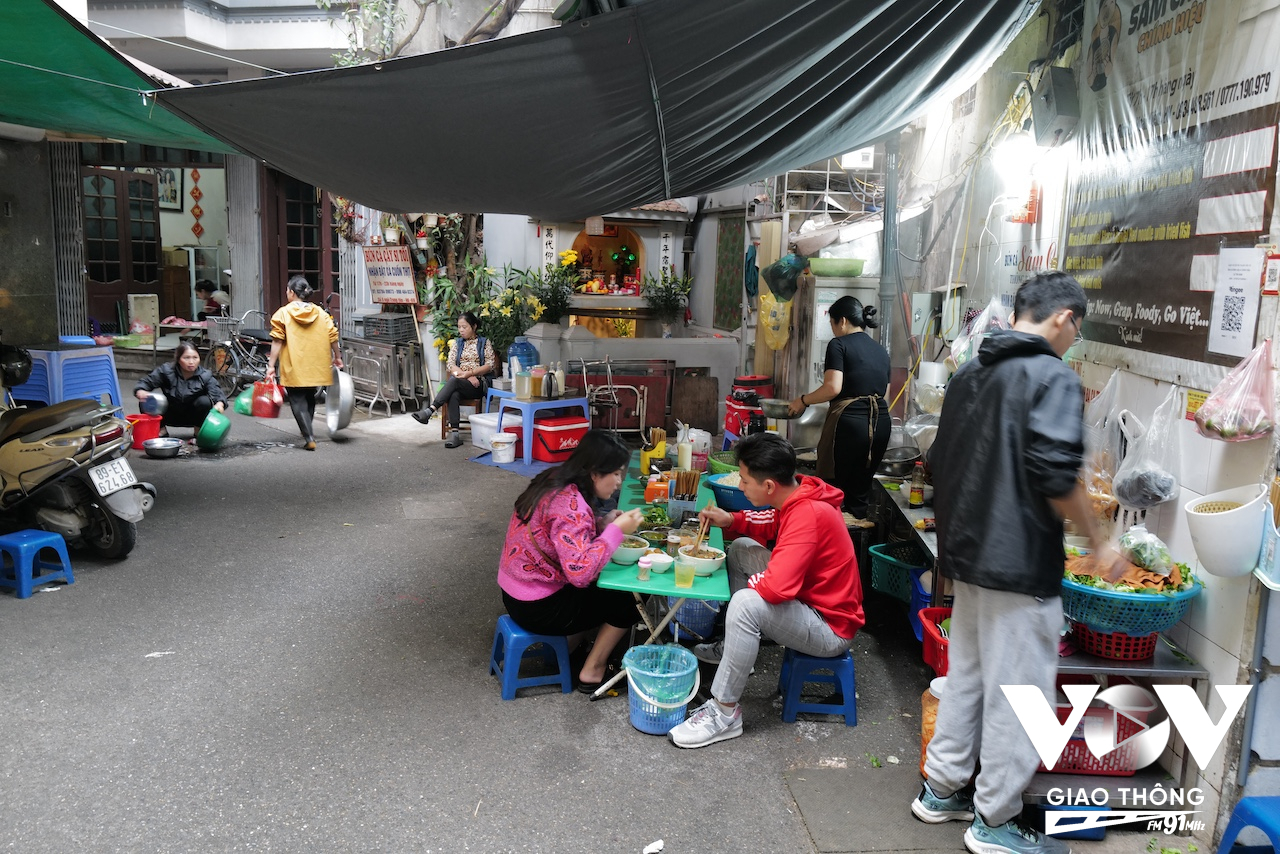 Thực khách ngồi ngay dưới lòng ngõ thưởng thức món ăn, hầu như con ngõ này chỉ có người đi bộ, rất ít xe cộ qua lại