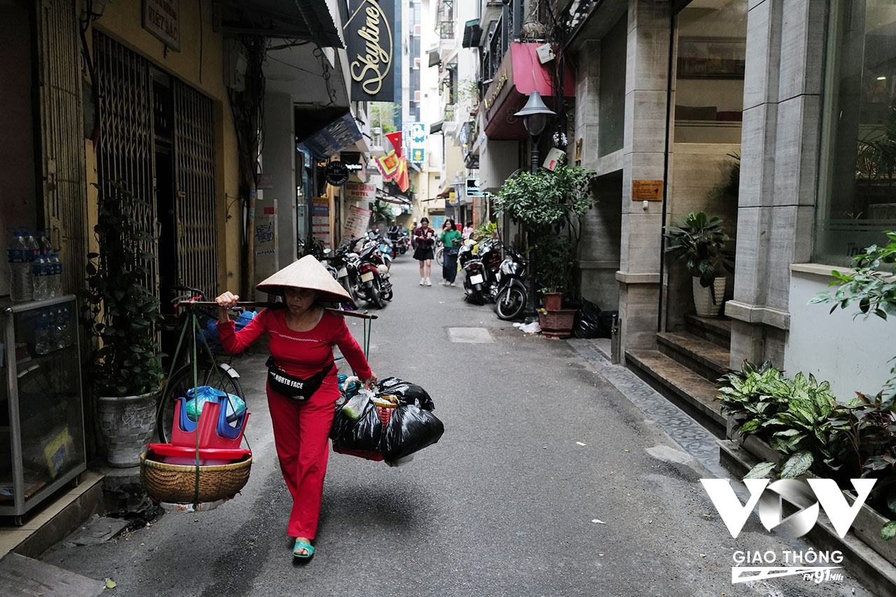 Con ngõ này cũng như nhiều nơi trên địa bàn Hà Nội cũng có rất nhiều khách sạn, homestay phục vụ khách du lịch, mặc dù là một con ngõ nhỏ nhưng cũng được nhiều khách nước ngoài biết và tìm đến...