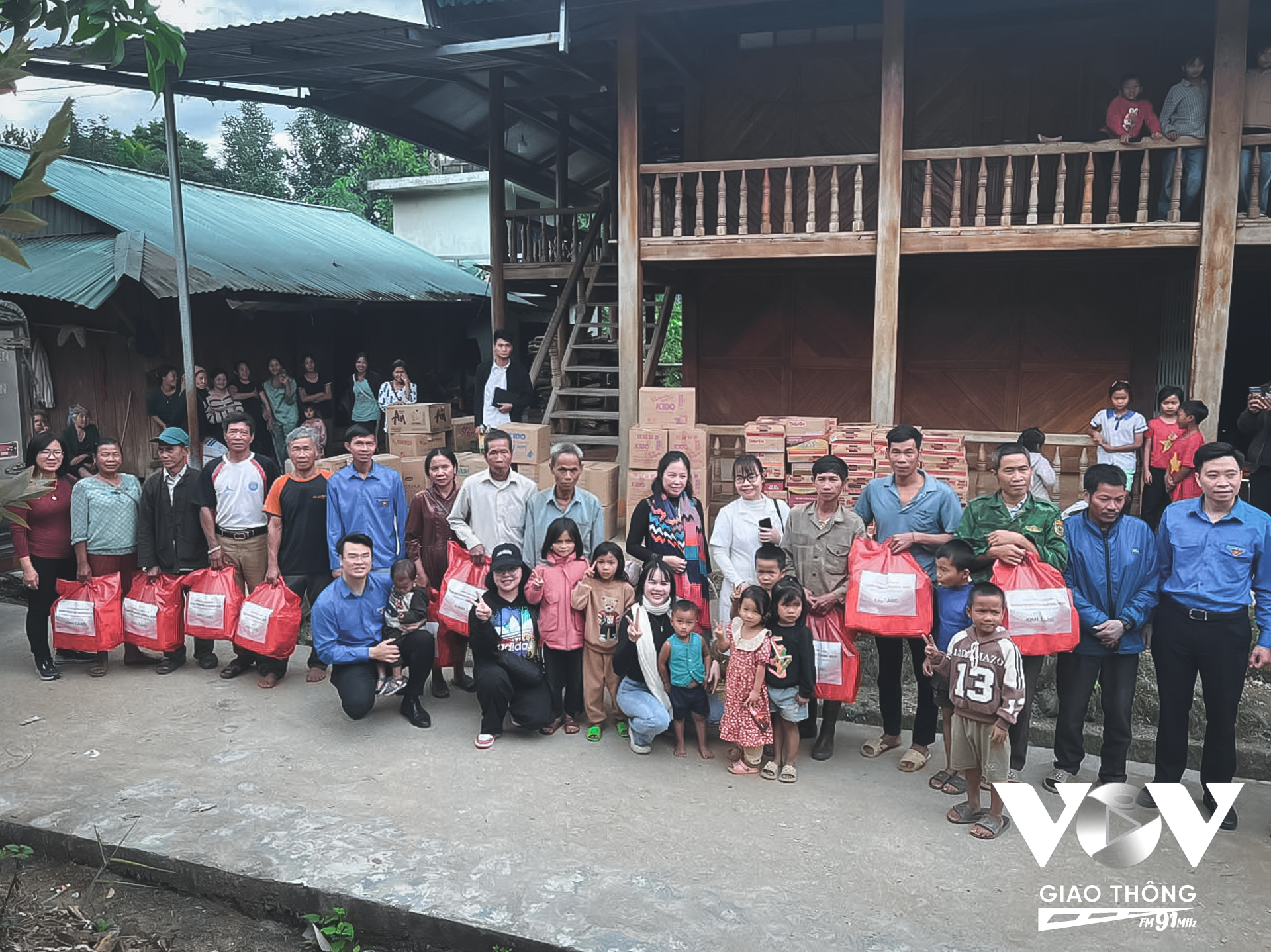 Đoàn thiện nguyện trao quà cho bà con tại các bản khó khăn của xã Mường Mô (bản Tổng Pịt và Hát Mé)