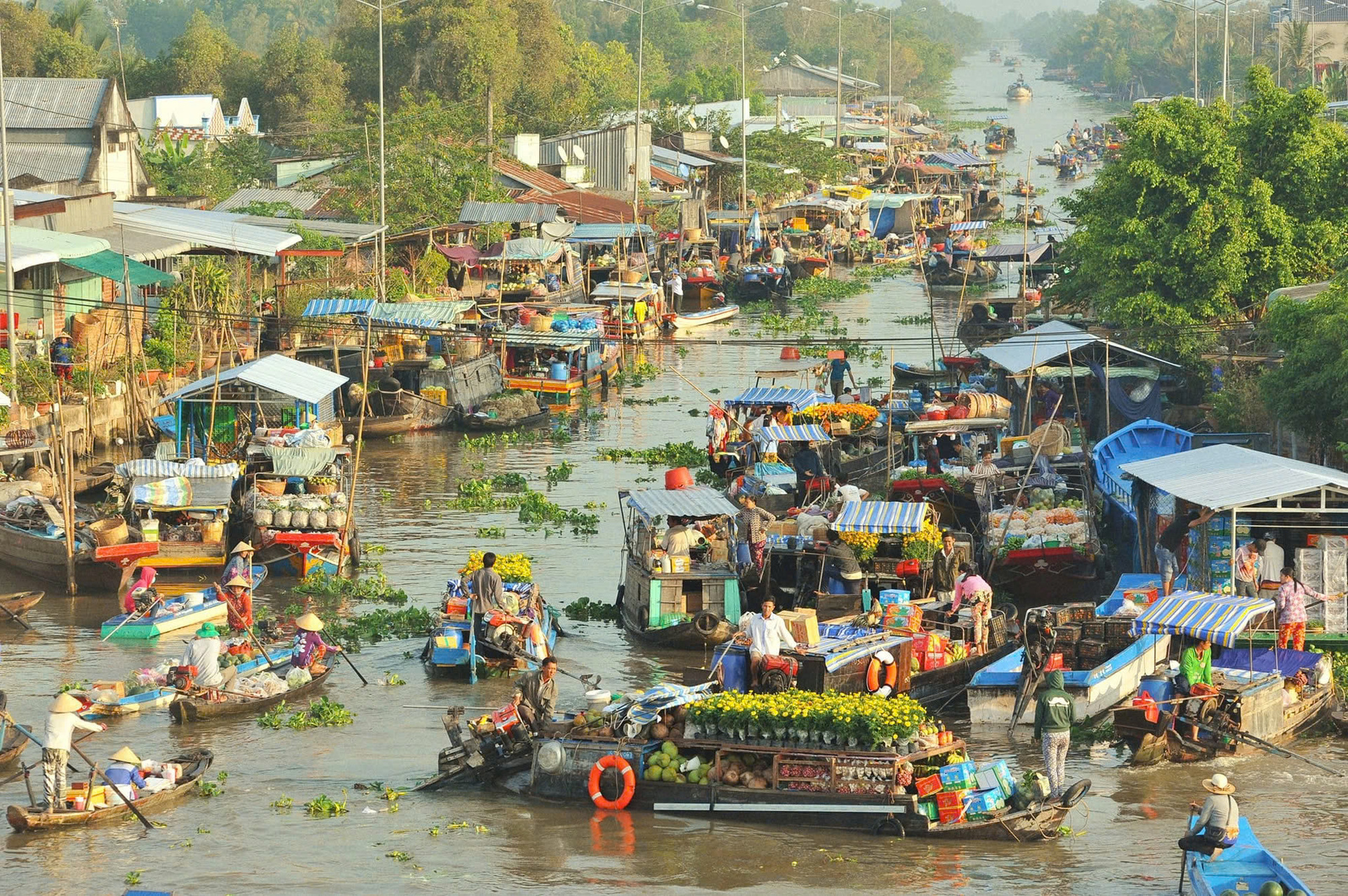 Chợ nổi Ngã Năm được chụp thời điểm 2019, đông đúc và tấp nập