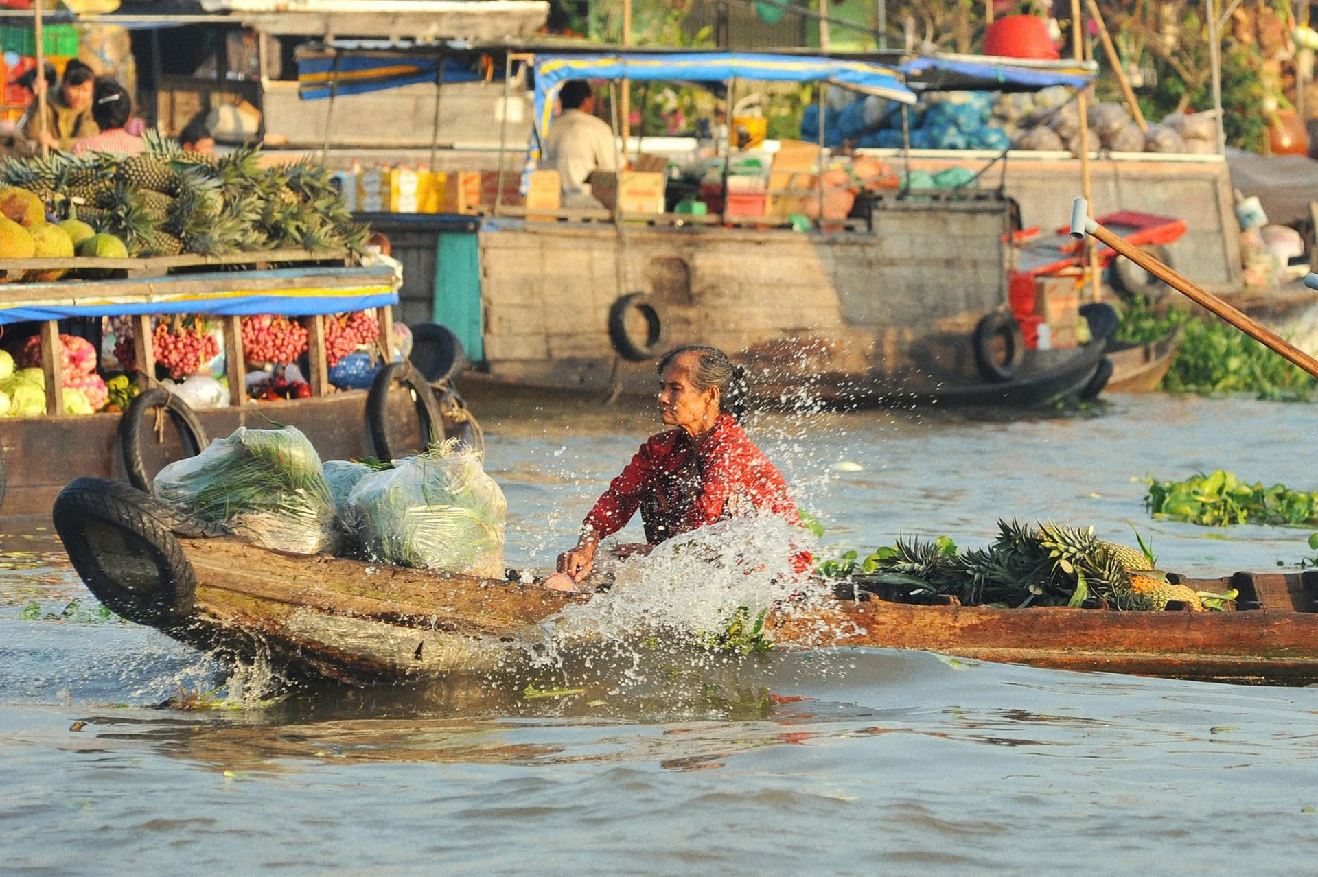 Đặc thù của chợ Ngã Năm là bán hàng lẻ nhiều hơn bán sỉ.