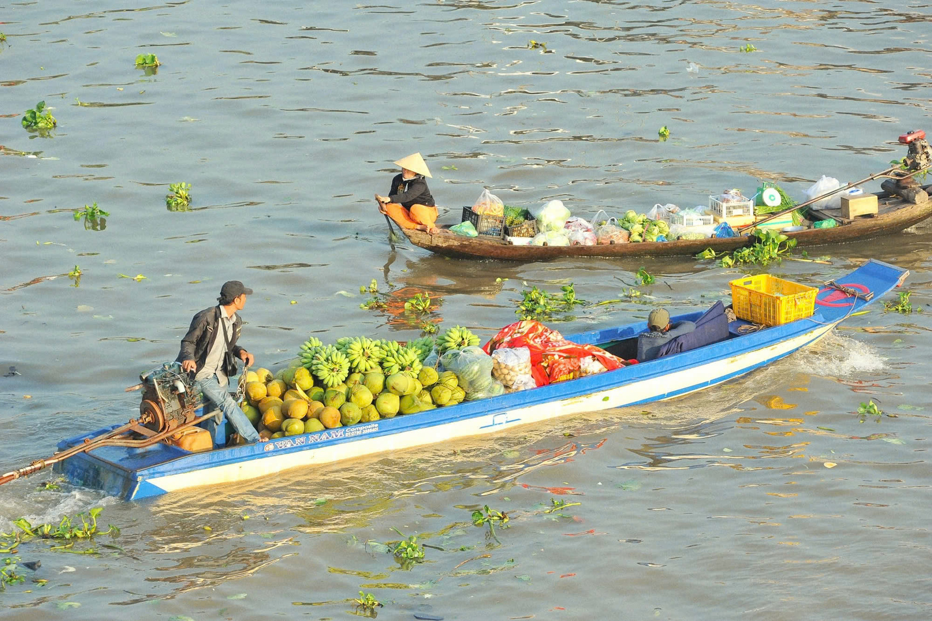 Chợ họp khá sớm, từ 4h sáng và kéo dài đến 8h thì tan dần. Đông đúc nhất thường từ 5h đến 6h