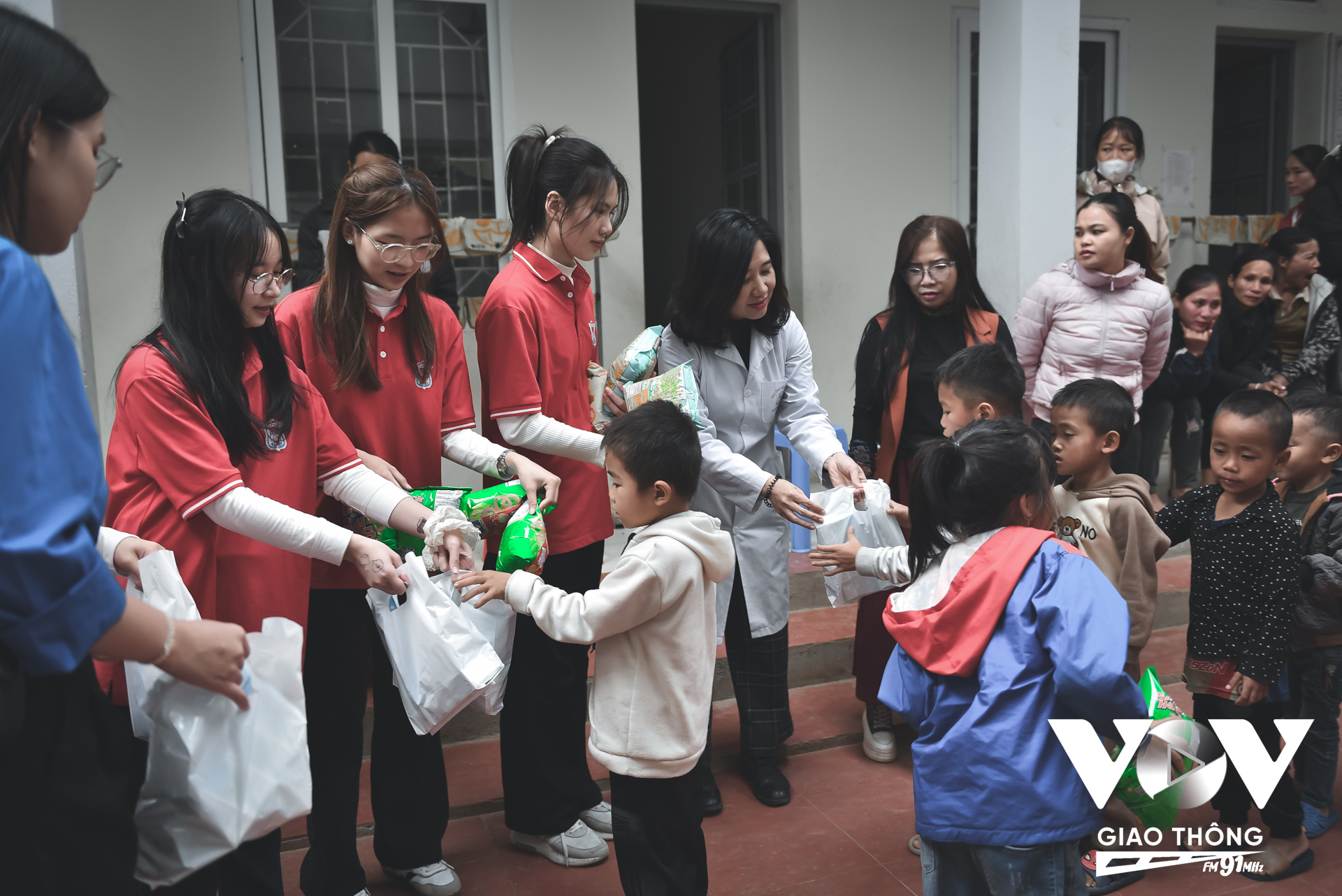 Phần quà tuy nhỏ bé nhưng chứa đựng đầy tâm tư, tình cảm của đội ngũ y bác sĩ đến các em nhỏ