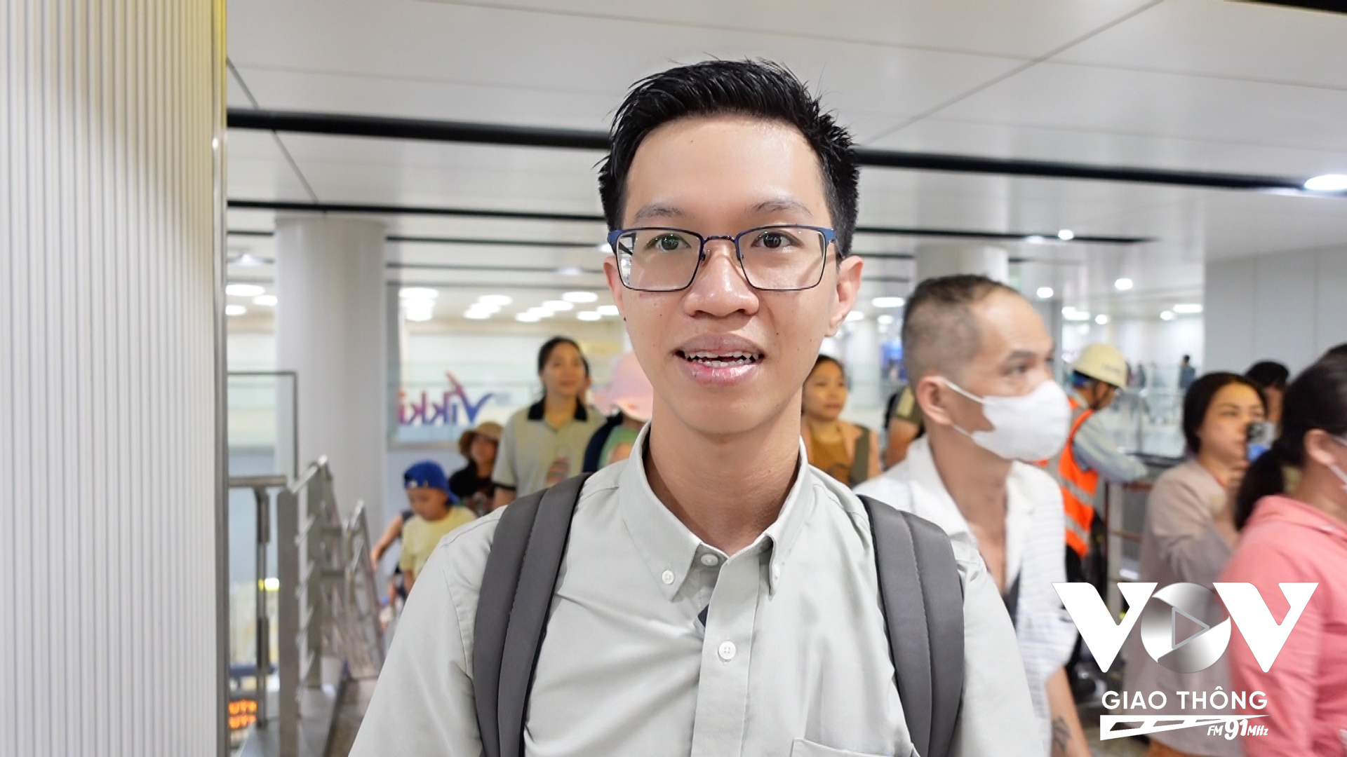 Anh Hoàng Tùng - Công ty AstraZeneca Việt Nam: “Bình thường tôi đi xe máy đi làm tầm 1 tiếng. Khi có tuyến metro, tôi đi thời gian ngắn hơn, khoảng tầm 40 phút thôi vì phải di chuyển từ nhà ra bến, từ bến ra công ty nữa. Tuy nhiên, việc đi bộ khá thoải mái, tàu chạy nhanh và tiện. Hy vọng sẽ có nhiều tuyến metro sau này để kết nối với các tỉnh lân cận. Tôi sẽ hạn chế sử dụng xe máy để tăng sự an toàn và bảo vệ môi trường”.