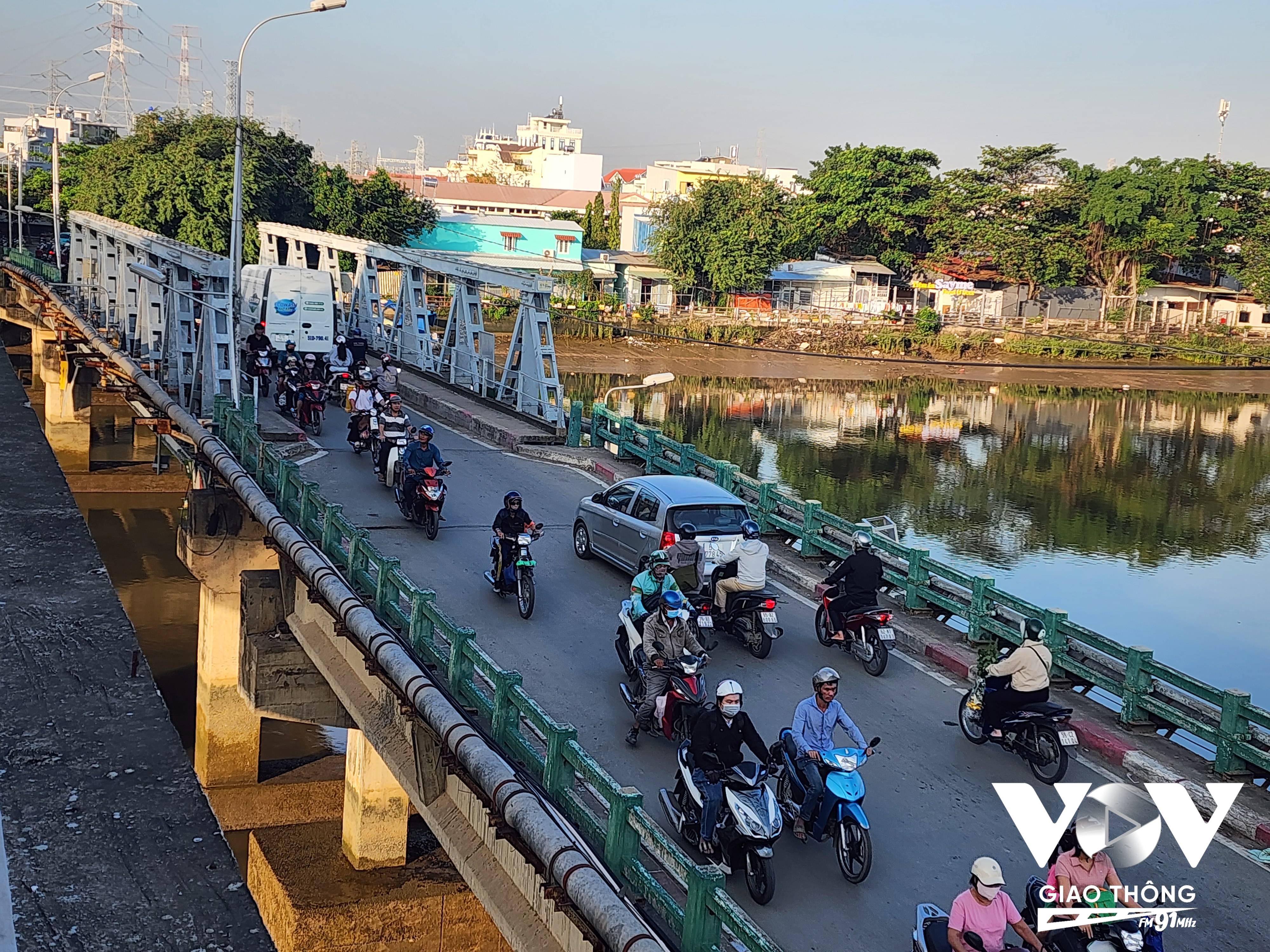 Cầu Phước Long cũ kết nối Quận 7 và Huyện Nhà Bè, nơi thường xuyên xảy ra ùn tắc giao thông, đặc biệt là trong các khung giờ cao điểm