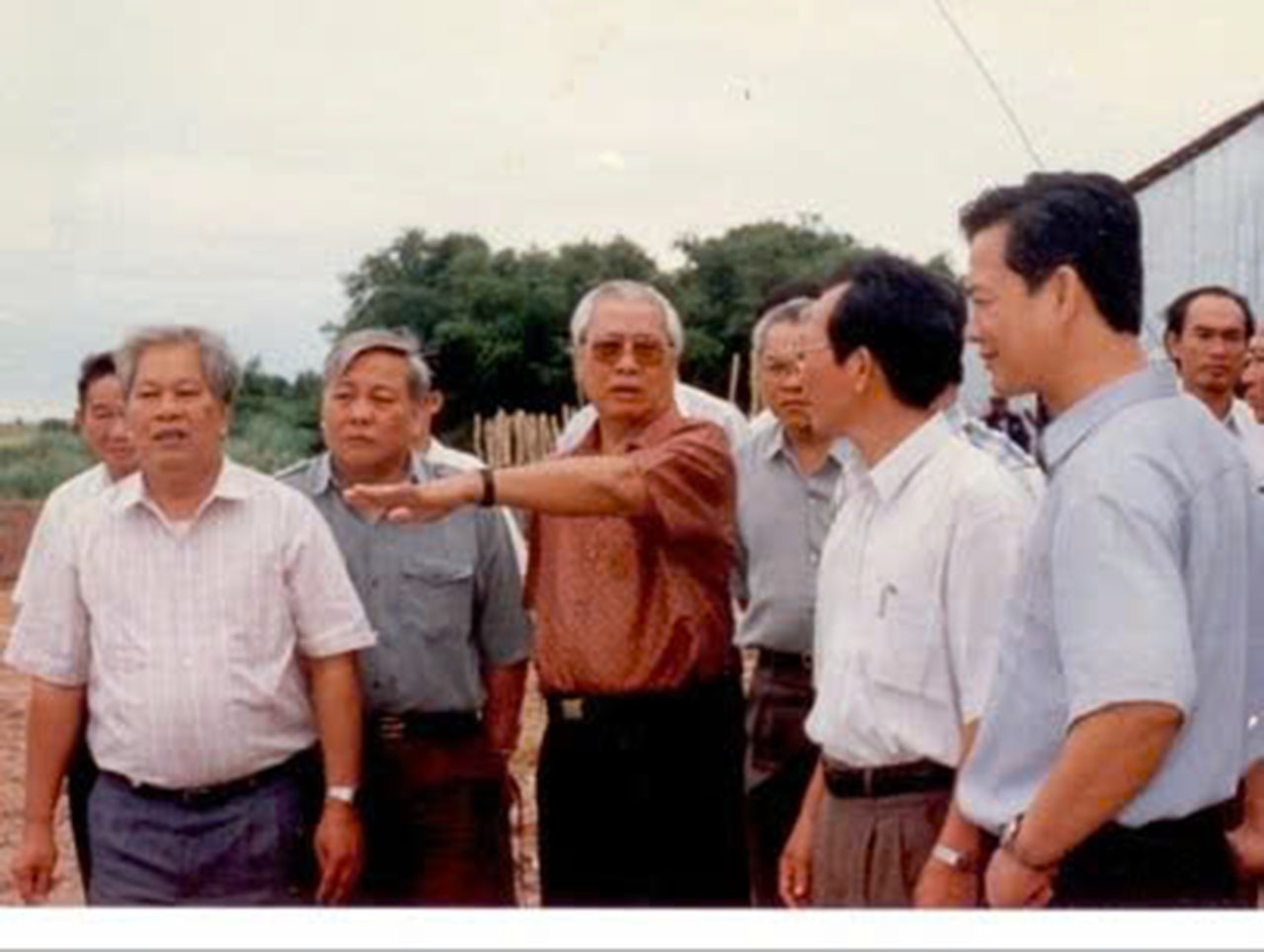 Năm 1996, cố Thủ tướng Võ Văn Kiệt (giữa) đi thị sát vùng tứ giác Long Xuyên (khu vực đầu nguồn An Giang). Nơi ông đứng (trong ảnh) cũng là nơi ông quyết định khởi công xẻ tuyến kênh T5 và cả hệ thống kênh thủy lợi thoát lũ ra biển Tây.