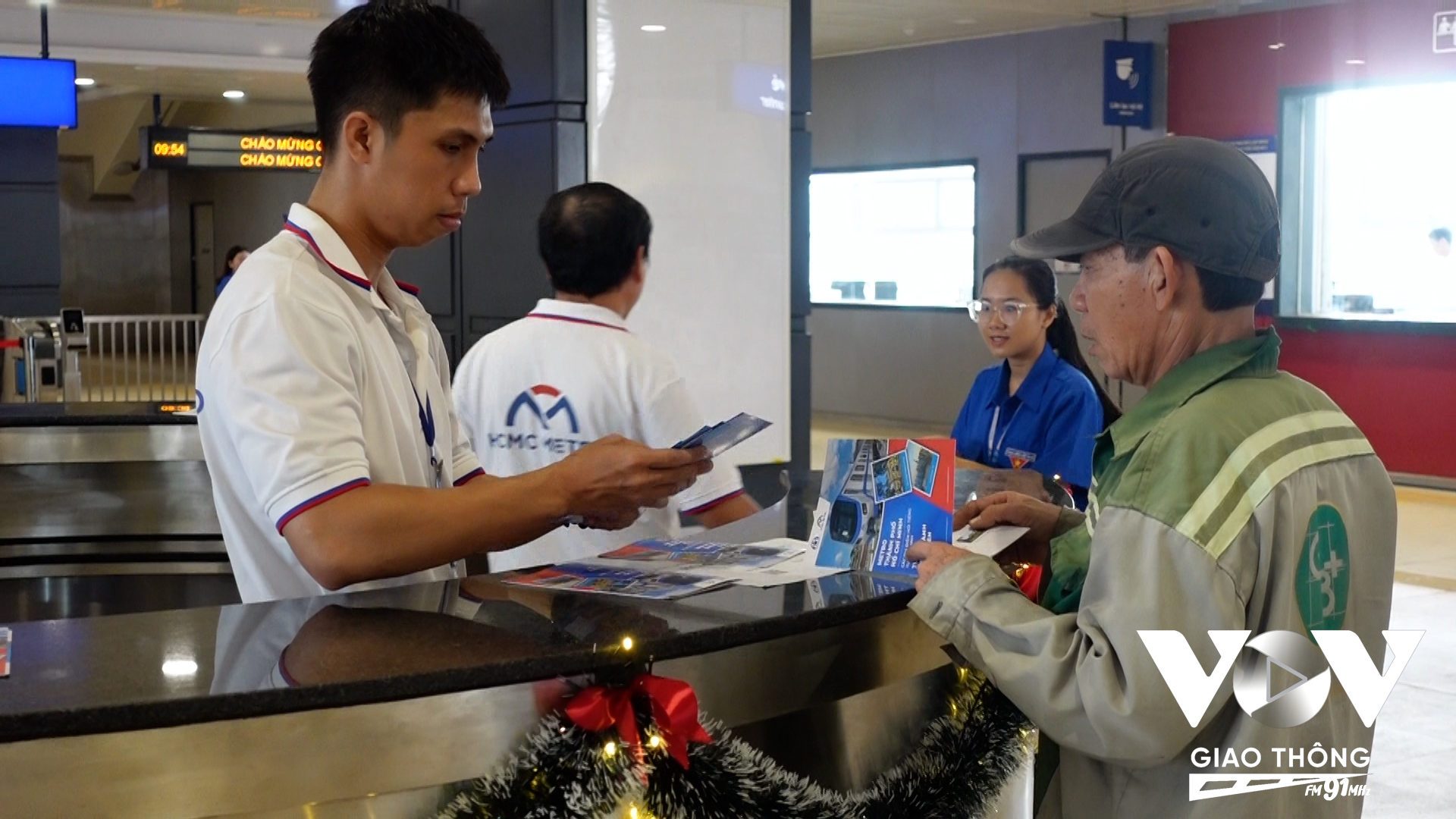 Người dân tìm hiểu về thông tin, lịch trình và thẻ lên tàu metro