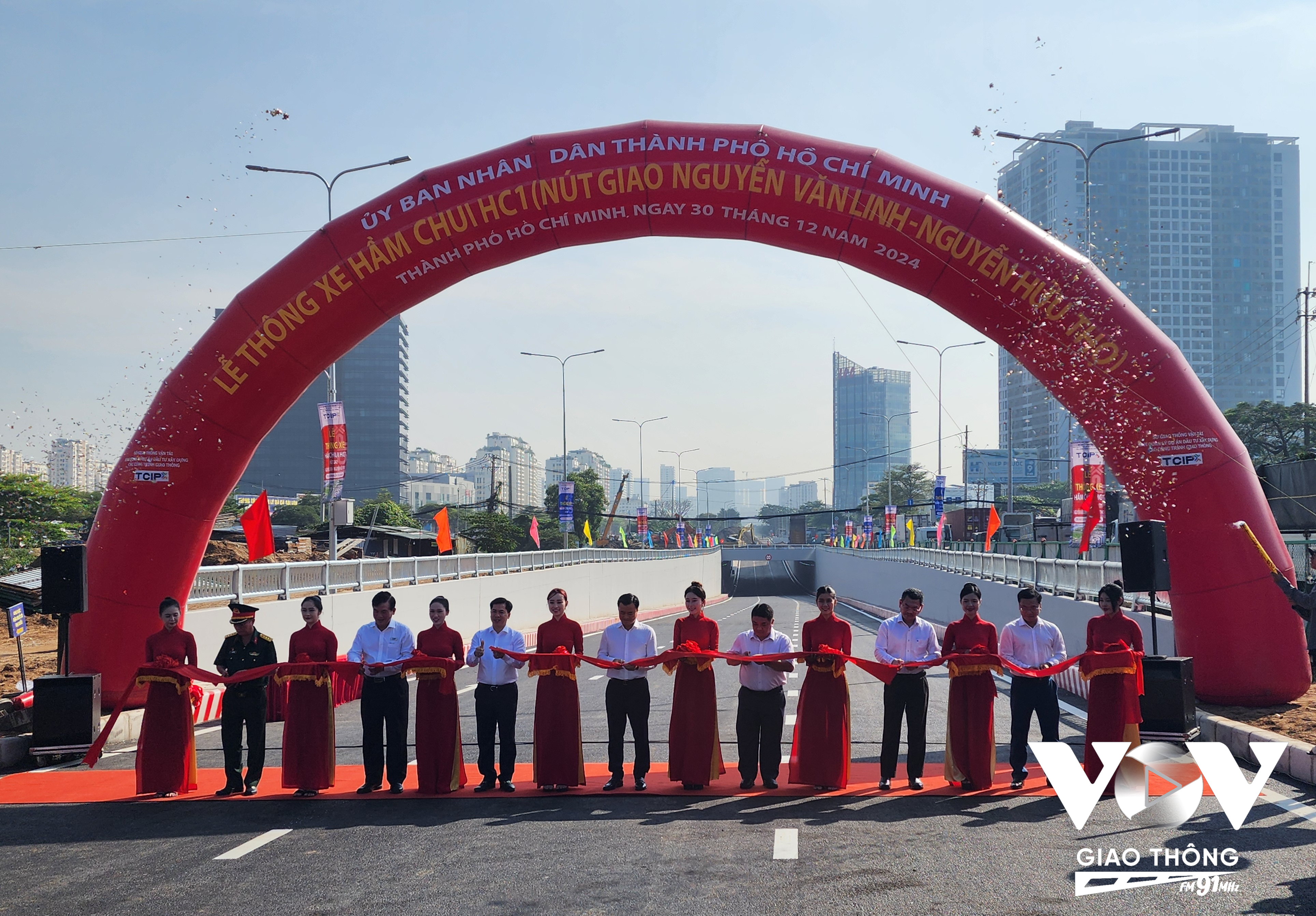 Sau lễ thông xe cầu Phước Long, lãnh đạo thành phố cùng các đơn vị, sở ngành tiếp tục cắt băng khánh thành thông xe hầm chui HC1 Nguyễn Văn Linh - Nguyễn Hữu Thọ