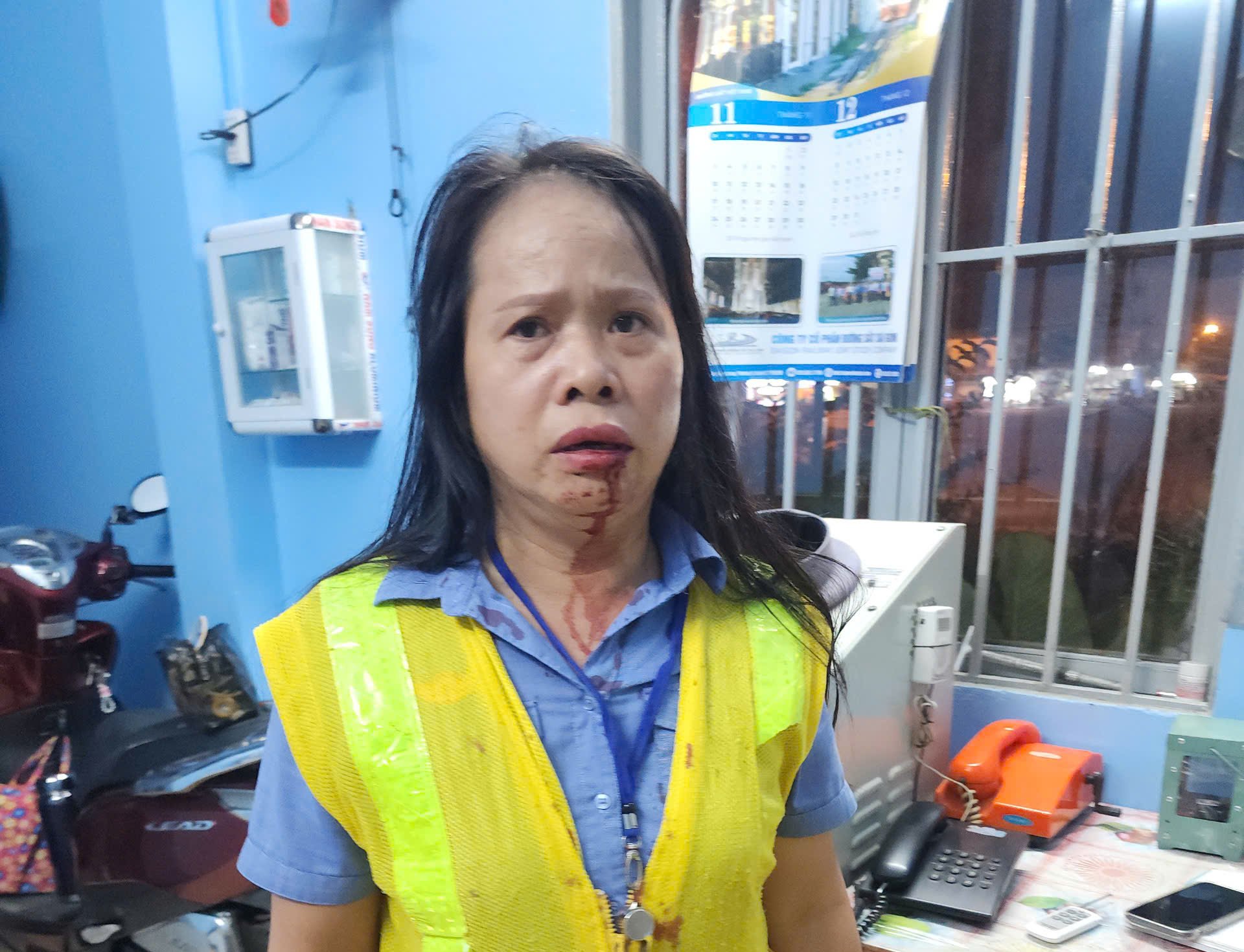Nữ nhân viên đường sắt bị hành hung vì từ chối cho phương tiện vượt qua gác chắn trong lúc dừng chờ tàu.