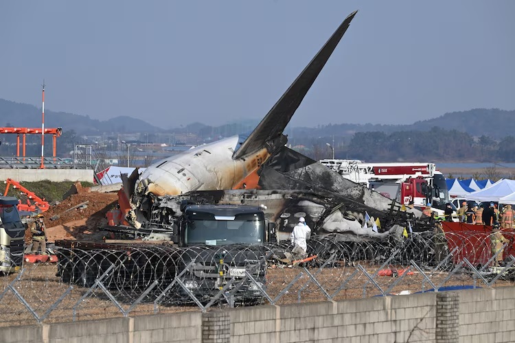 Hiện trường vụ tai nạn máy bay Jeju Air. Ảnh: AFP
