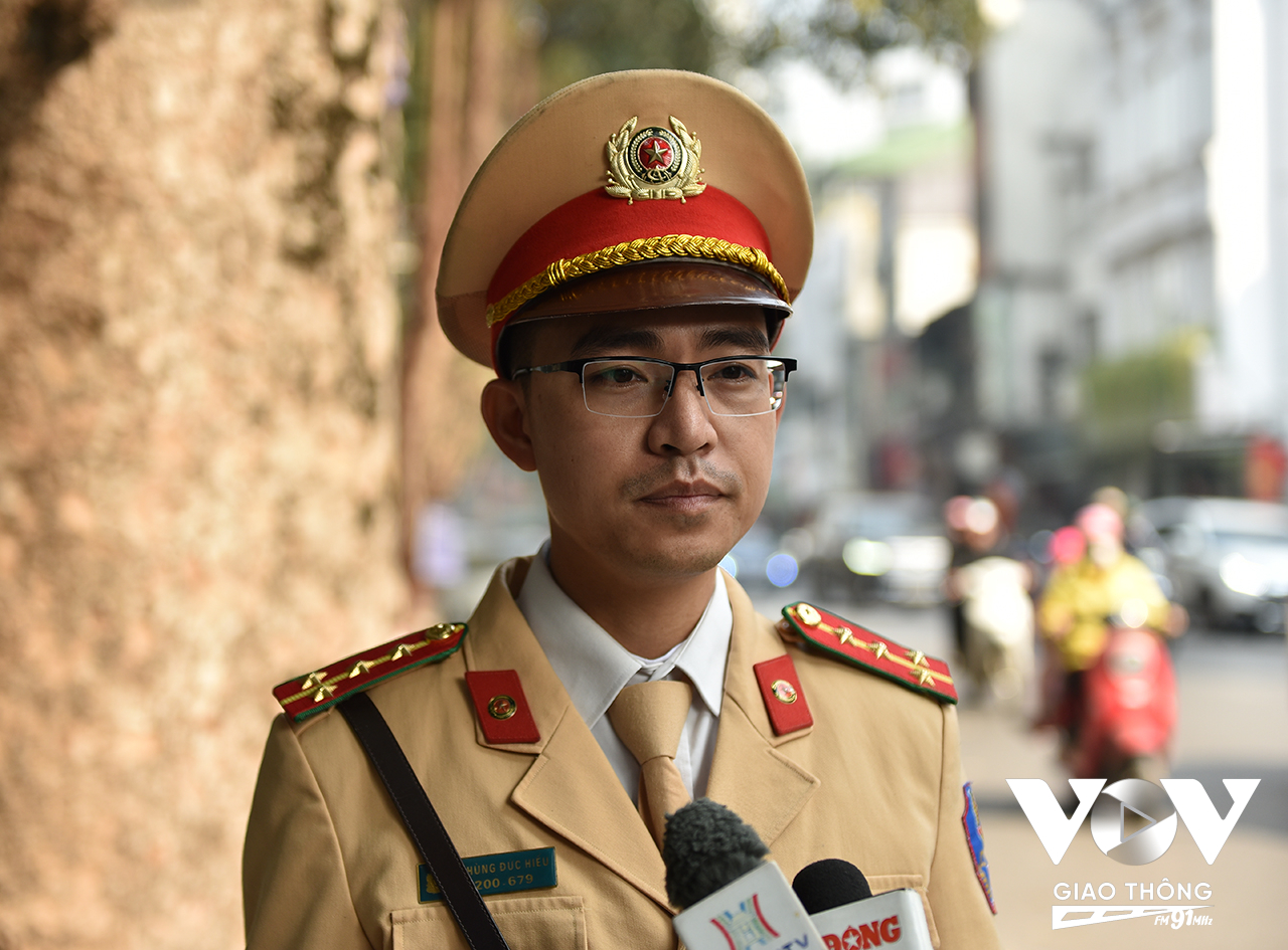 Đại úy Phùng Đức Hiếu cho biết, việc đưa ra những hình ảnh, video vi phạm sẽ nâng cao ý thức người tham gia giao thông.