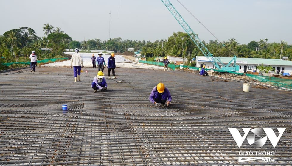 Cầu Đại Ngãi nhộn nhịp thi công xuyên Tết Dương Lịch 2025