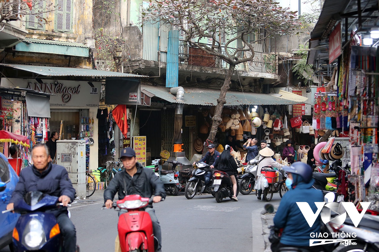 Ngõ Gạch, thực chất phải gọi là phố Ngõ Gạch, bởi lẽ nó là một trong những con phố cổ nhất ở Hà Nội và cũng đông đúc, sầm uất chẳng kém những con phố Hàng khác xung quanh