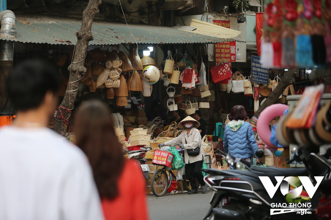 Con ngõ này tập trung khá nhiều hộ kinh doanh đồ mây tre đan, khiến cái tên Ngõ Gạch bây giờ nghe khá lạ lẫm