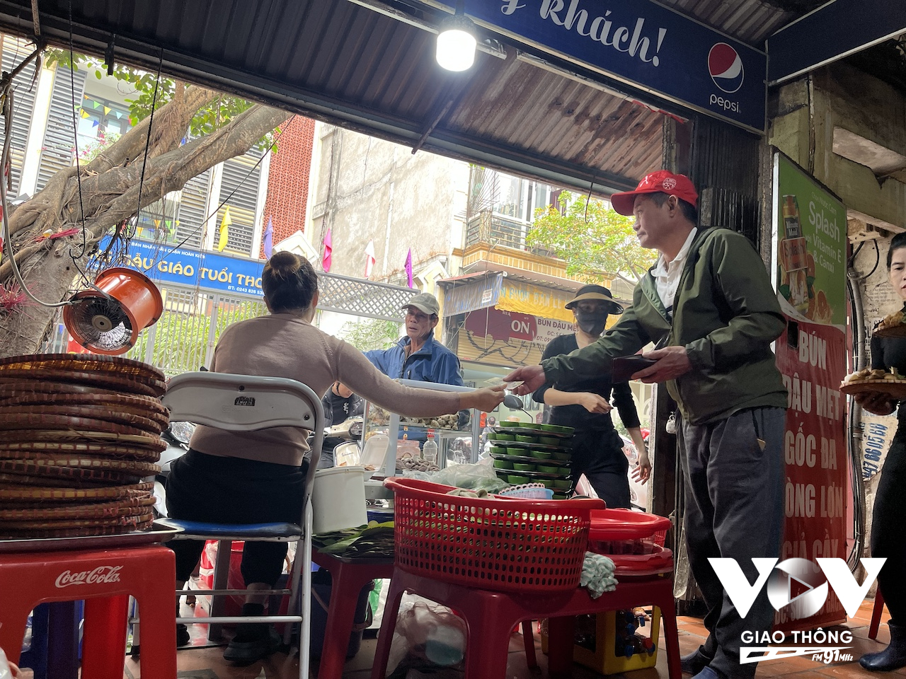 Bún đậu mẹt ở đây khá rẻ, chỉ từ 25 ngàn tới 35 ngàn một mẹt với đủ bún, đậu, thịt luộc, chả cốm, dồi...