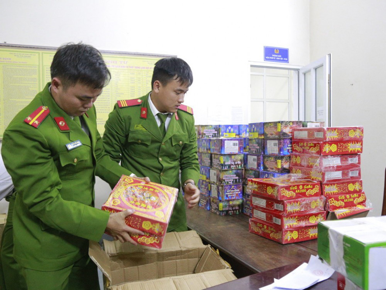 Lực lượng công an bắt giữ đường dây mua bán, tàng trữ trái phép pháo nổ các loại trước Tết 2023 (Ảnh: CAĐN)