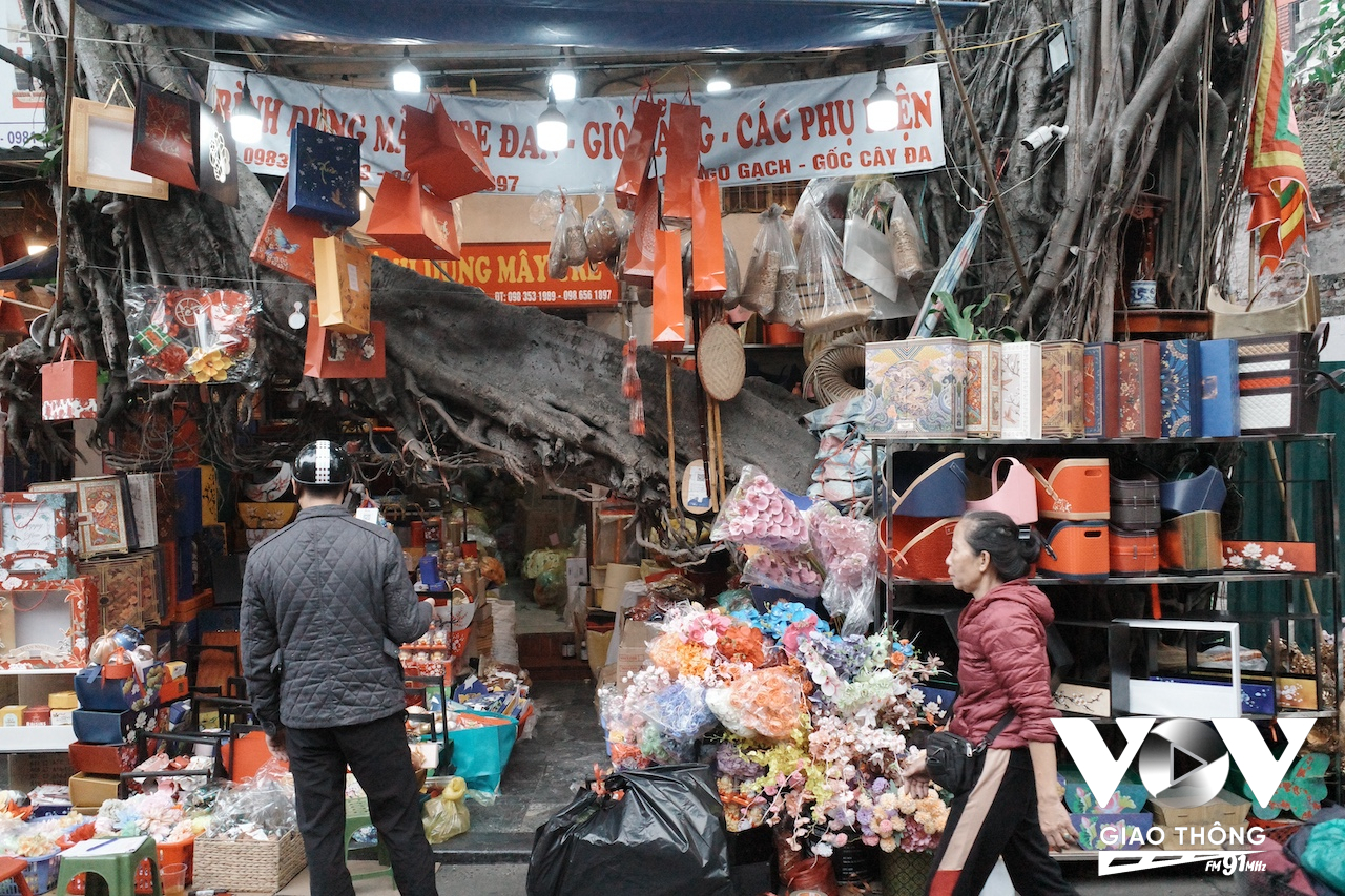 Gần tết Nguyên Đán, những hàng bán túi đựng quà, đồ mây tre đan trong ngõ trở nên tấp nập và tập trung rất nhiều hàng hóa phục vụ khách