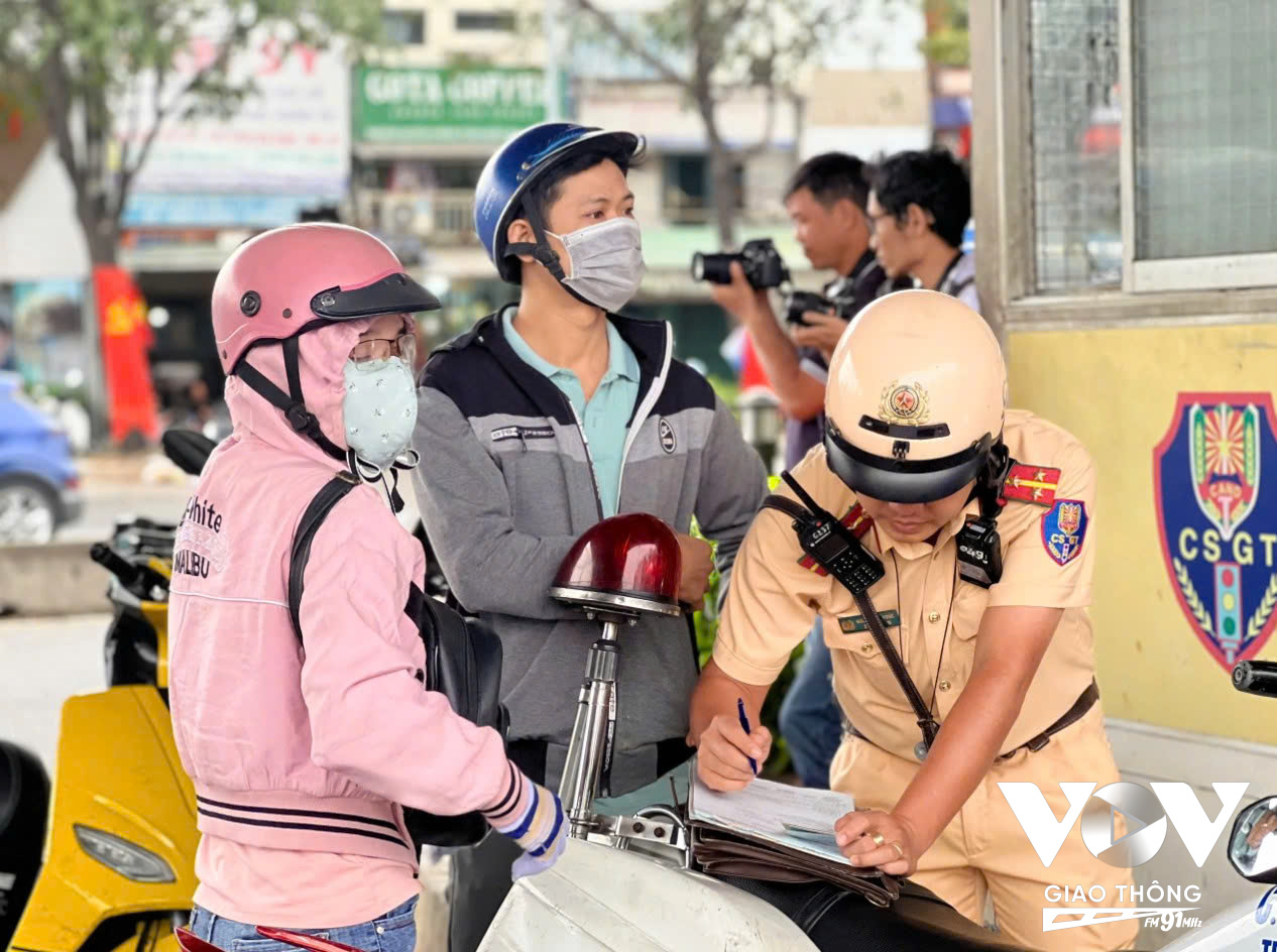 Trong ngày đầu xử phạt vi phạm giao thông theo Nghị định 168, CSGT trên toàn TP.Hồ Chí Minh đã lập biên bản xử phạt gần 1.600 trường hợp vi phạm với tổng số tiền xử phạt ước tính hơn 6 tỷ đồng