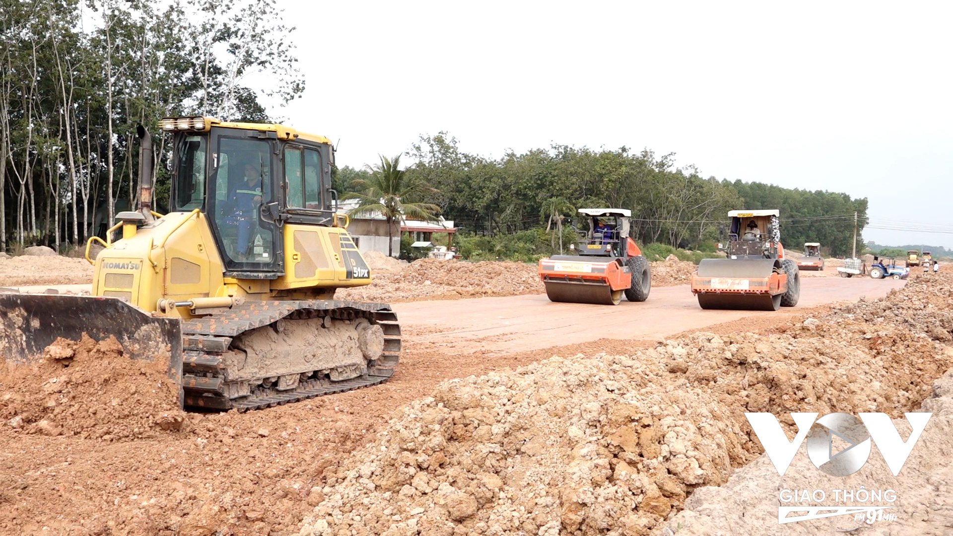 Đại công trường Vành đai 3 TP.HCM đoạn qua Đồng Nai đang ngày đêm nhộn nhịp. Hàng trăm công nhân, máy móc hoạt động hết công suất, quyết tâm đưa dự án trọng điểm về đích đúng tiến độ