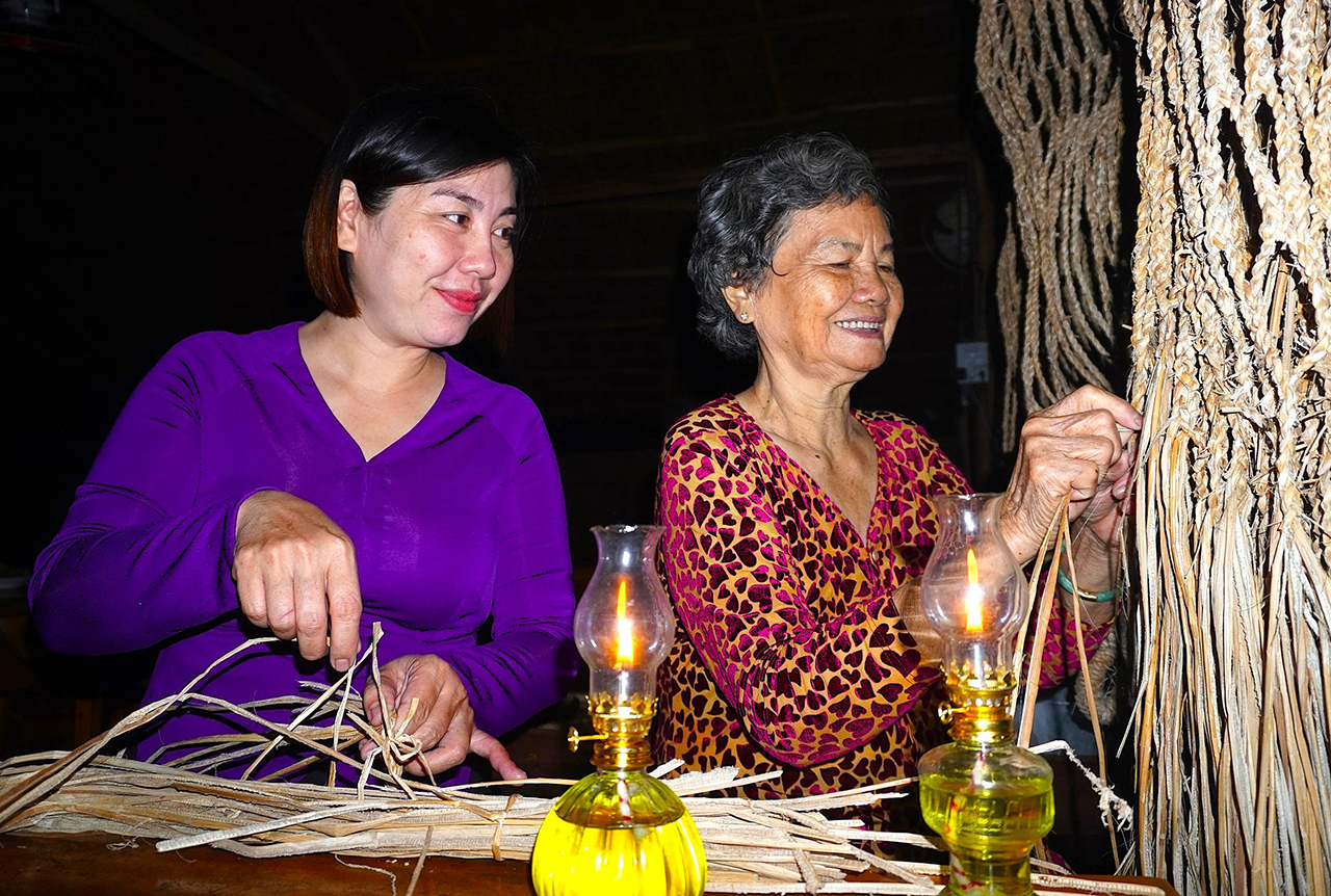 Thời khó khăn, người dân đốt đèn dầu, đánh võng chuối vào ban đêm - Báo Thanh Niên