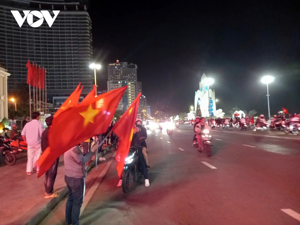 Tại thành phố biển Nha Trang không mưa nhưng se lạnh, rất đông người dân và du khách đổ về Quảng trường 2.4, trung tâm thành phố ăn mừng chiến thắng. Nhiều người mang theo cờ, kèn, trống diễu hành trên các tuyến đường. Số người đông, phương tiện nhiều, mọi người di chuyển khá trật tự. Nhiều người hô vang 'Việt Nam vô địch' (Ảnh: PV Thái Bình/VOV-Miền Trung)