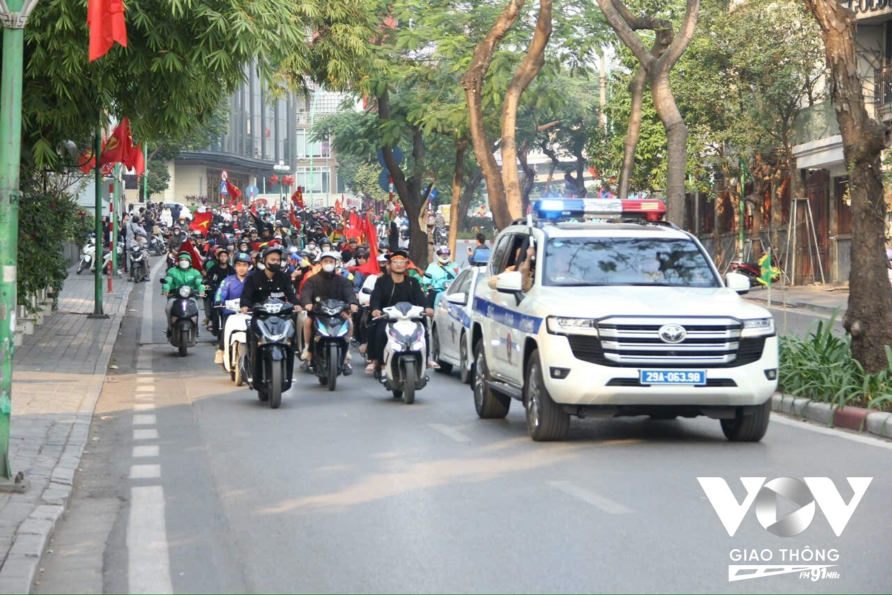 Nhiều người dân tham gia cùng đoàn đón các cầu thủ Việt Nam nhưng vẫn tuân thủ nghiêm luật giao thông đường bộ. (Ảnh: PV Hải Bằng/VOVGT)