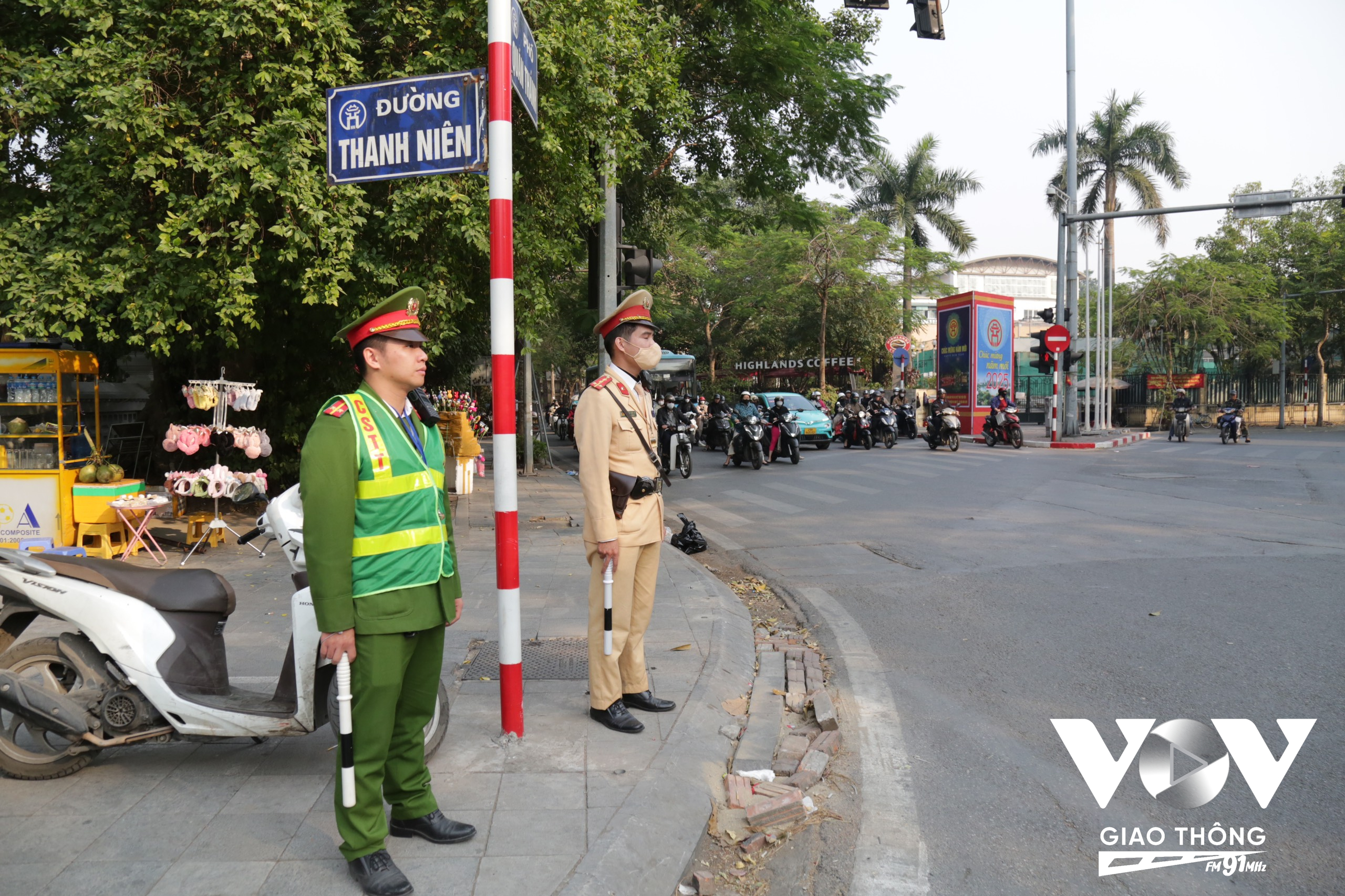 Lực lượng chức năng có mặt từ rất sớm để phân luồng, hướng dẫn, đảm bảo các phương tiện lưu thông ổn định trong thời gian cấm đường cho đoàn đi qua. (Ảnh: Hải Bằng)