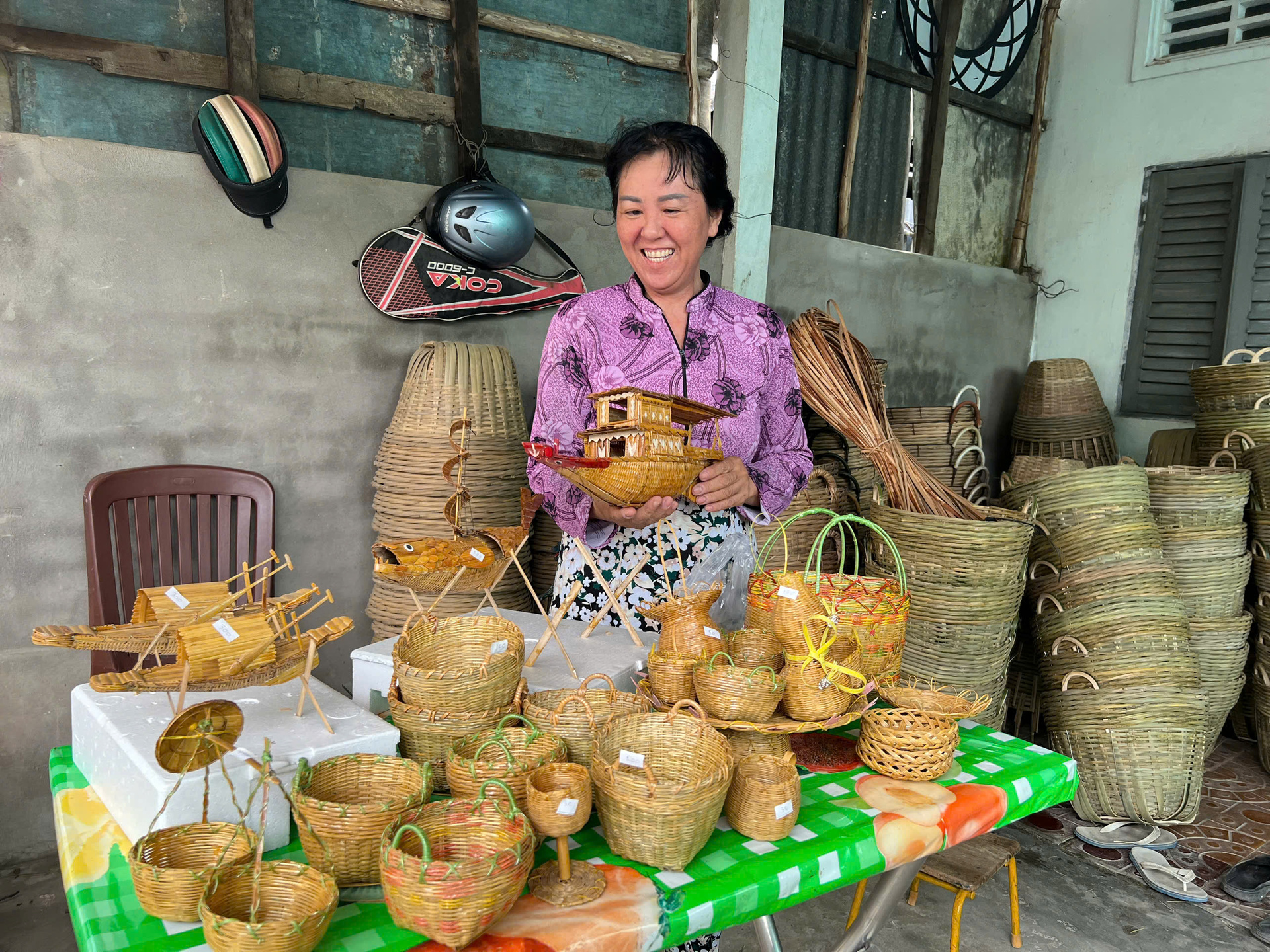 Chị Tú Anh hiện có 12 mẫu mô hình thu nhỏ được du khách yêu thích (Ảnh Yến Linh)