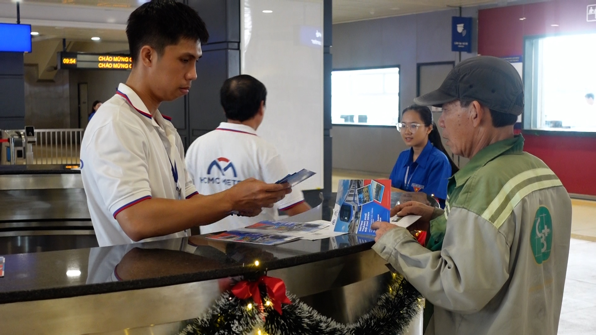 Người dân tìm hiểu về thông tin, lịch trình và thẻ lên tàu metro