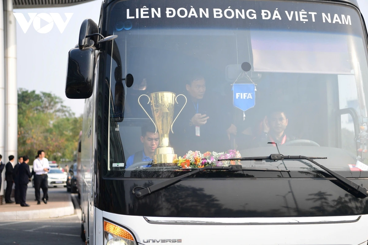 Ngay sau khi xuống máy bay, Ban huấn luyện và các cầu thủ của ĐTVN đã lên xe bus, di chuyển về trung tâm thành phố Hà Nội. Đoàn không đi xe mui trần như dự kiến ban đầu. Ảnh: VOV