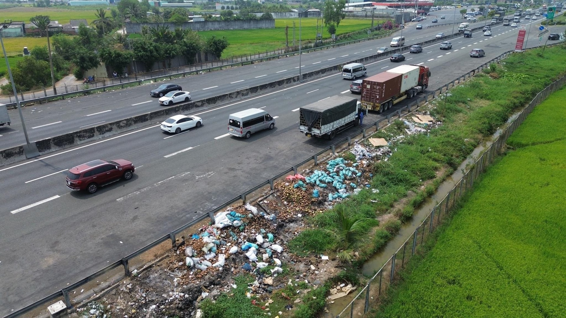 Rác thải “tràn ngập” ven đường cao tốc TPHCM - Trung Lương. Ảnh: Đoàn Xá