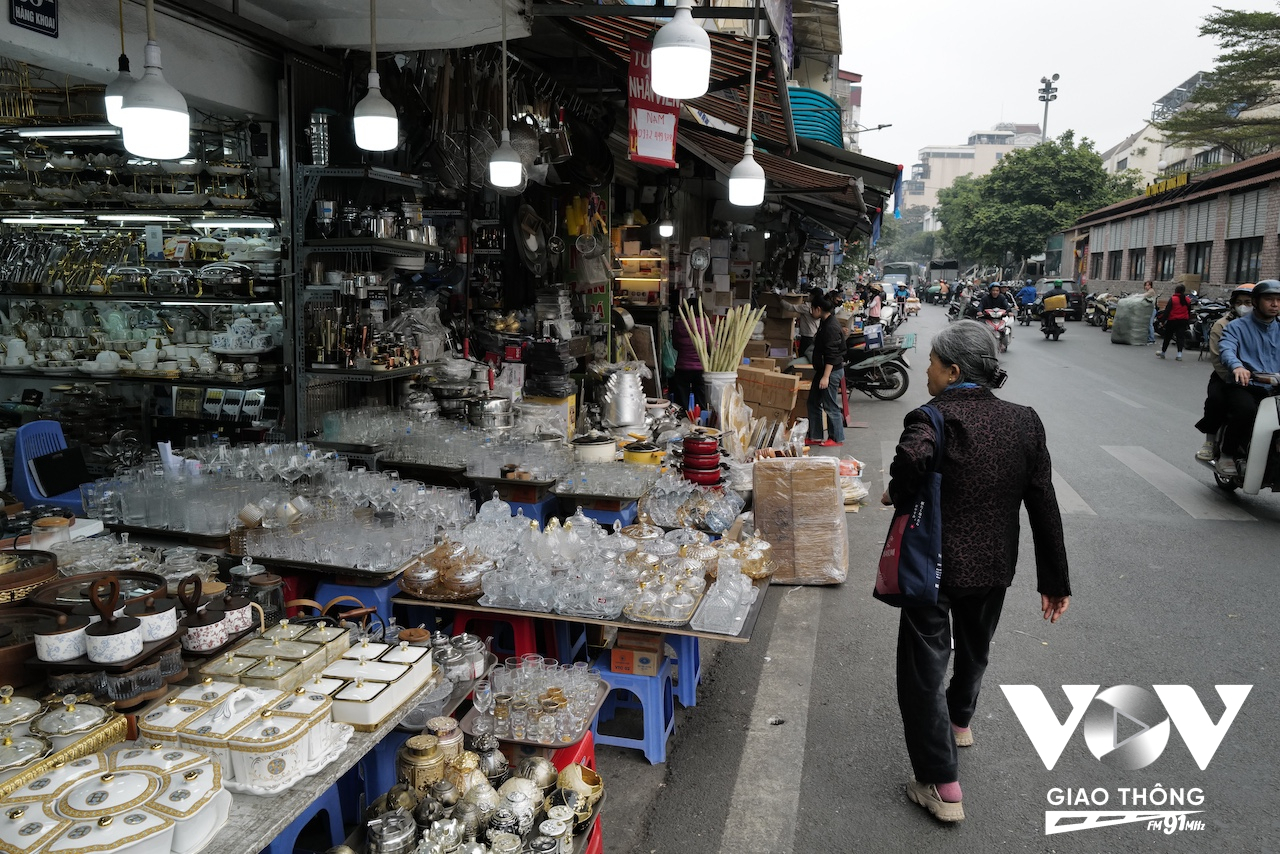 Giá cả phải chăng, đồ đẹp mắt nên khá thu hút khách... Bên cạnh đó, khách buôn các tỉnh cũng thường về đây lấy hàng về bán