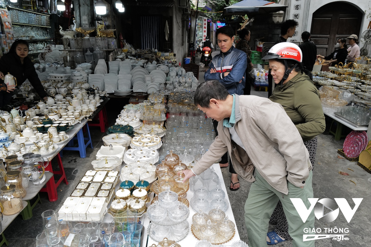 Người xem và mua hàng cũng phải cẩn thận vì toàn mặt hàng dễ vỡ...