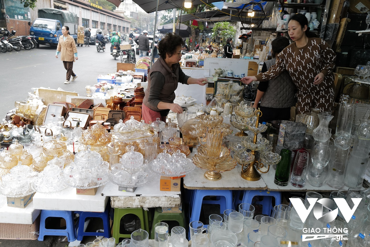 Một chủ cửa hàng ở đây cho biết, các mặt hàng thủy tinh, pha lê bày bán quanh năm, nhưng khoảng 2 tháng cận tết, bắt đầu từ tết Dương lịch sẽ tăng cường những đồ bày tết như hộp đựng mứt kẹo, các loại ly tách trà, rượu... thời điểm này rất nhộn nhịp và khá vất vả