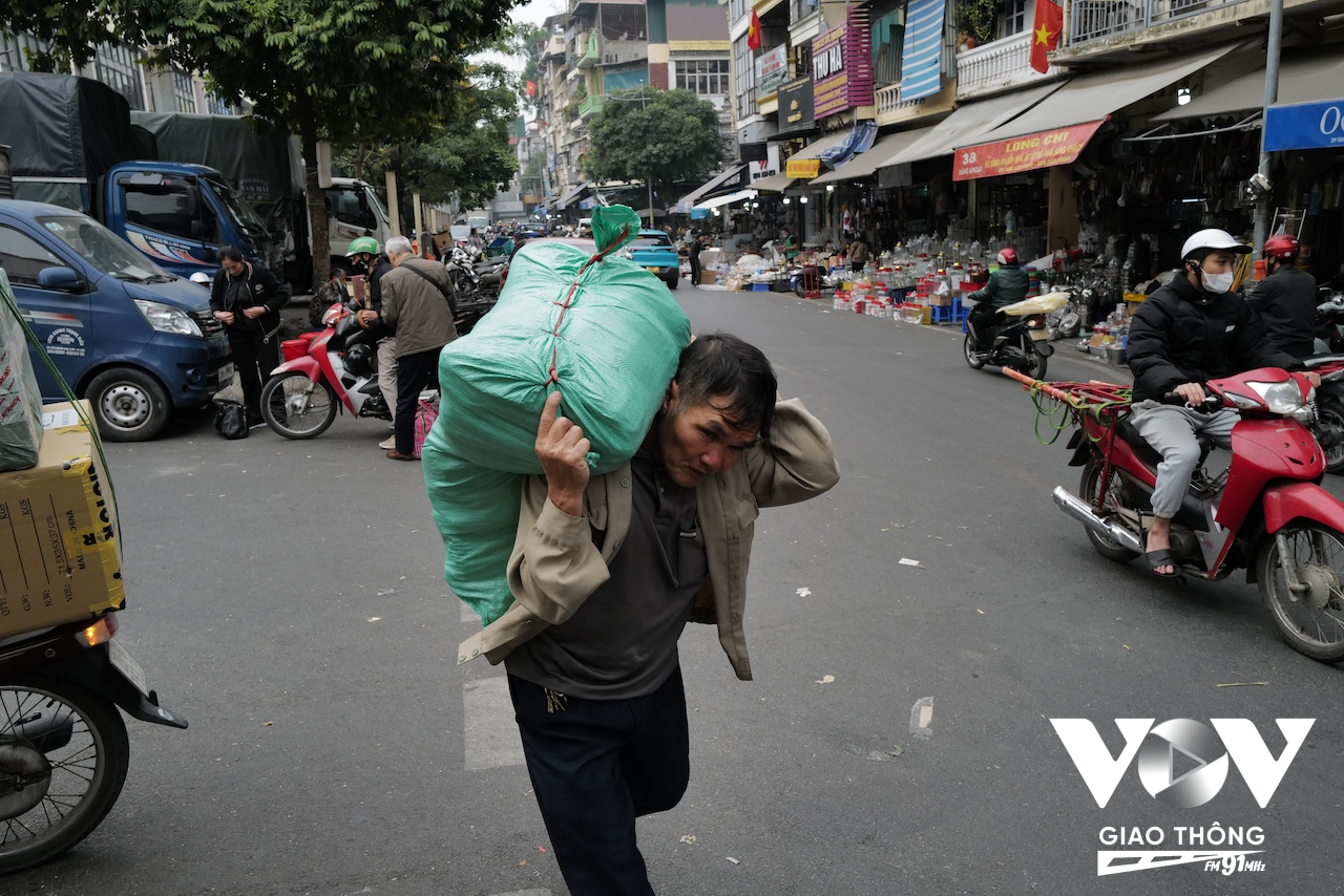 Phố Hàng Khoai với những con ngõ cũng mang tên Hàng Khoai và đủ rộng rãi để người dân mở hàng buôn bán kéo sâu vào trong các con ngõ ấy...