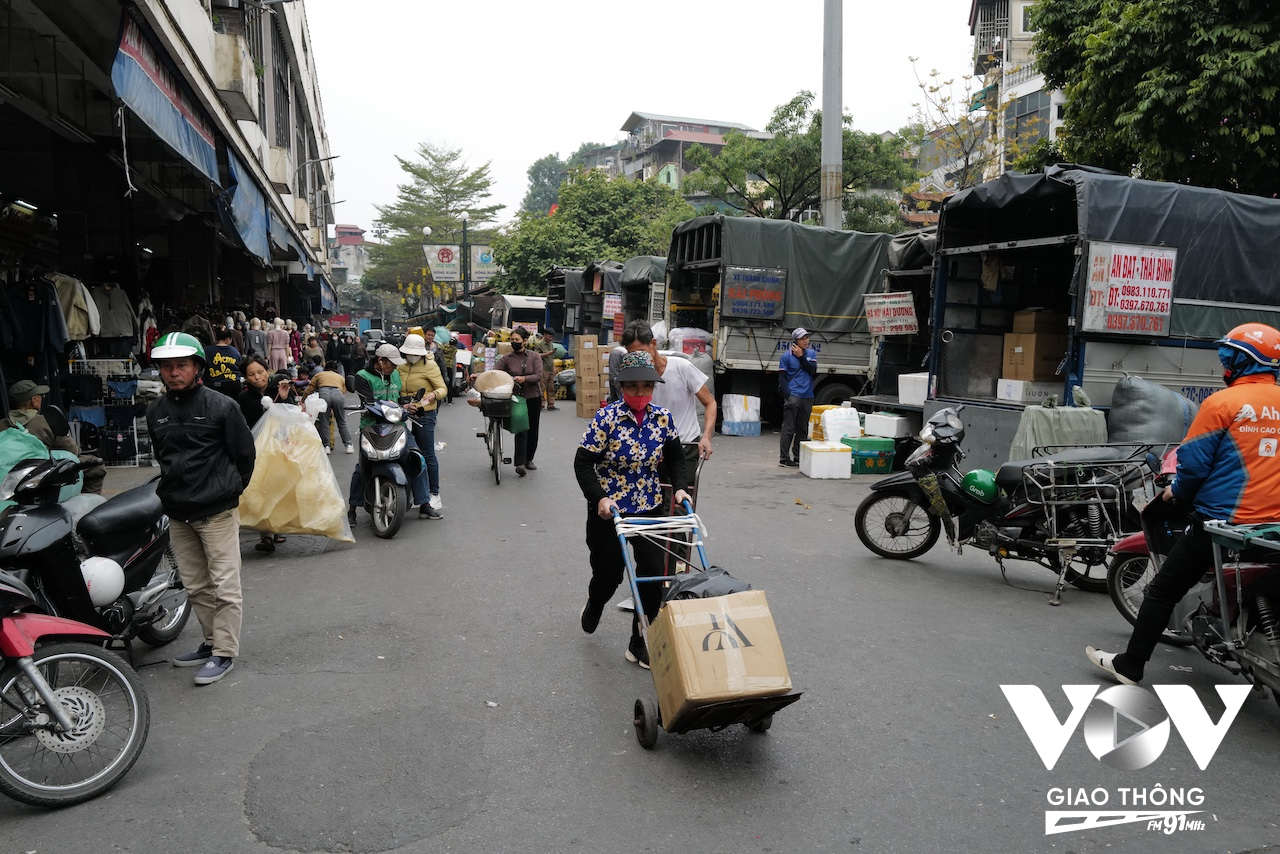 Chính vì vậy, cận tết Nguyên đán, nhu cầu mua bán tăng cao, tập trung rất đông người tới đây tạo nên không khí nhộn nhịp, sống động... Vì nằm bên hông chợ Đồng Xuân, chợ lớn nhất ở Thủ đô nên khu vực này lúc nào cũng chật kín xe cộ và người vận chuyển, buôn bán hàng hóa