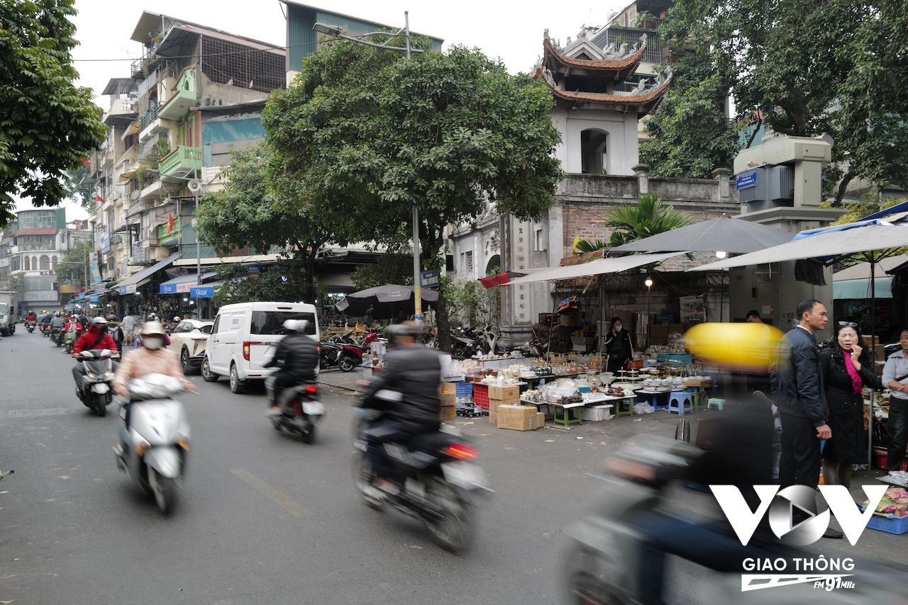 Ngày nay, con phố này chủ yếu bán các mặt hàng mây tre đan, thủy tinh, gốm sứ, đặc biệt là các mặt hàng bày, trang trí, sử dụng cho dịp Tết...