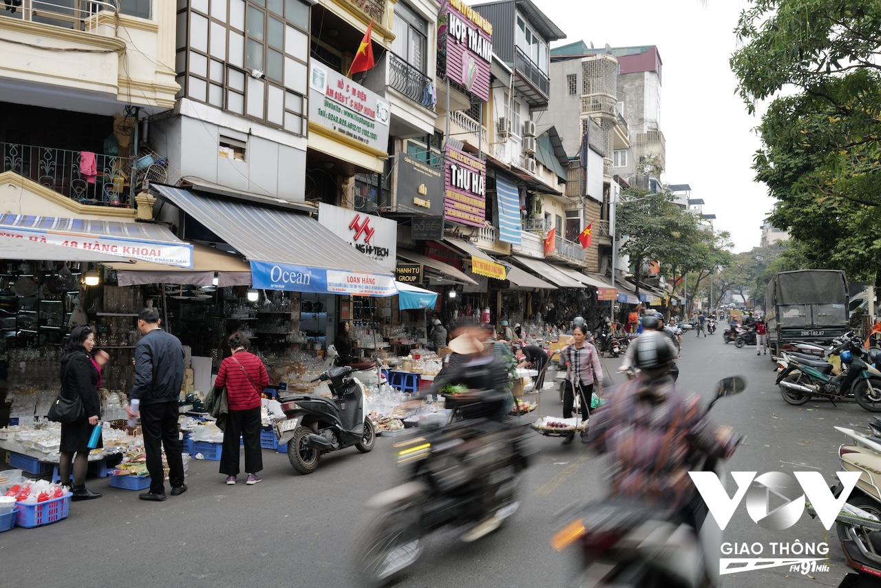 Xưa phố Hàng Khoai là nơi tập trung những người buôn bán các loại củ (khoai) từ những tổng lân cận và nông dân trồng trọt mạn bãi giữa sông Hồng mang lên bán