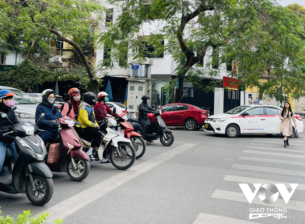 Ngã tư đèn đỏ, vạch dừng đã được lộ ra, bộ hành sang đường không còn phải vẫy tay rối rít
